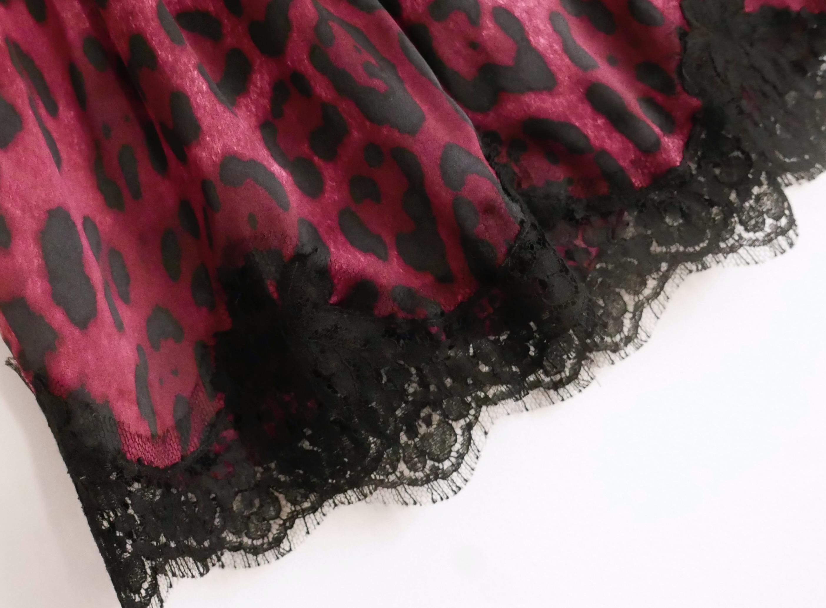 Niedlich und sexy Dolce & Gabbana Minirock. gekauft für £500 und neu mit Tags. 
Aus superweichem burgunderrotem Leopardenmuster und dehnbarem Seidenmix mit zartem schwarzem Spitzensaum. 
Kurzer, ausgestellter Schnitt mit Reißverschluss und