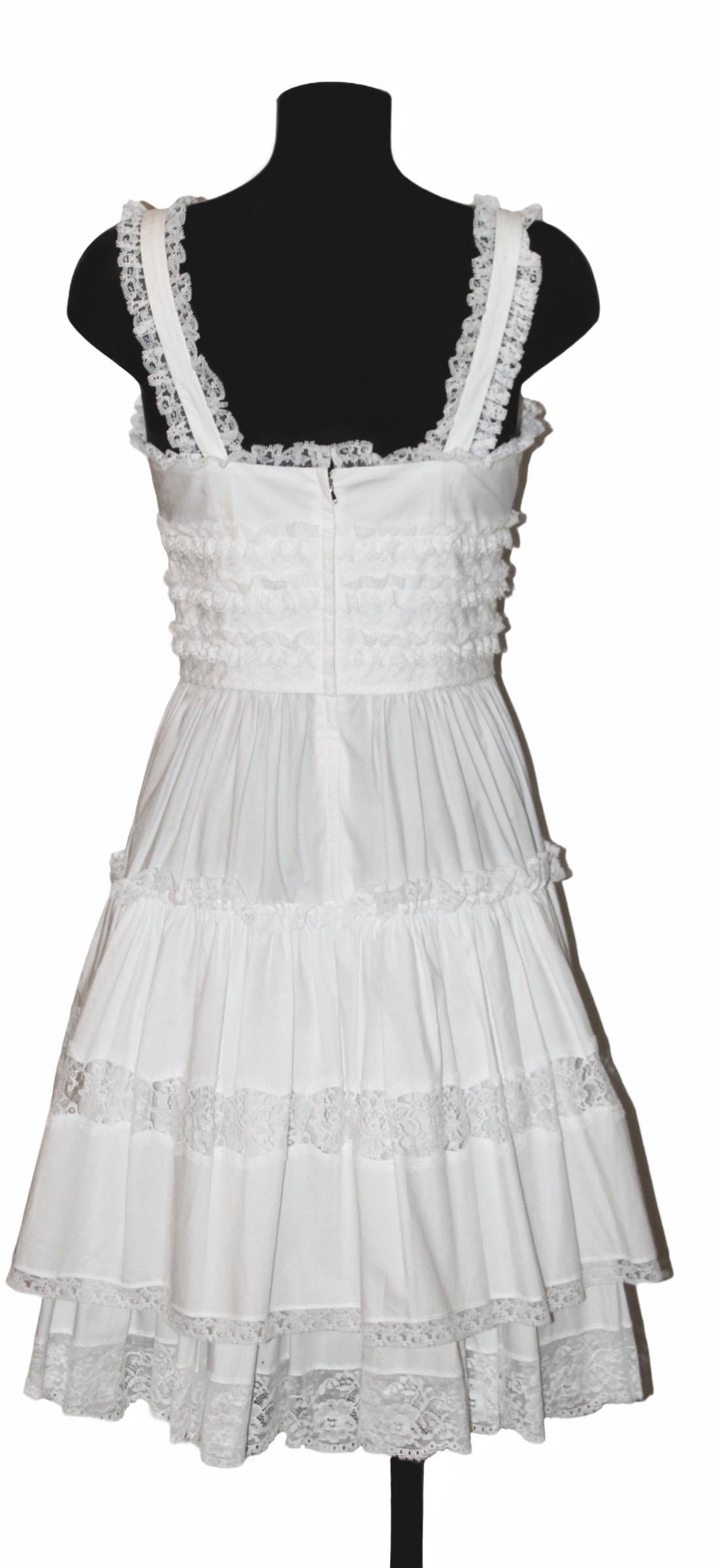 This elegant pre-owned dress from Dolce & Gabbana is crafted in a white cotton and lace trim inspired by 1900's Sicillian brides.
It features a sleeveless design with a fitted waist, a flared skirt with knee length.

Fabric: 85% cotton, 15%