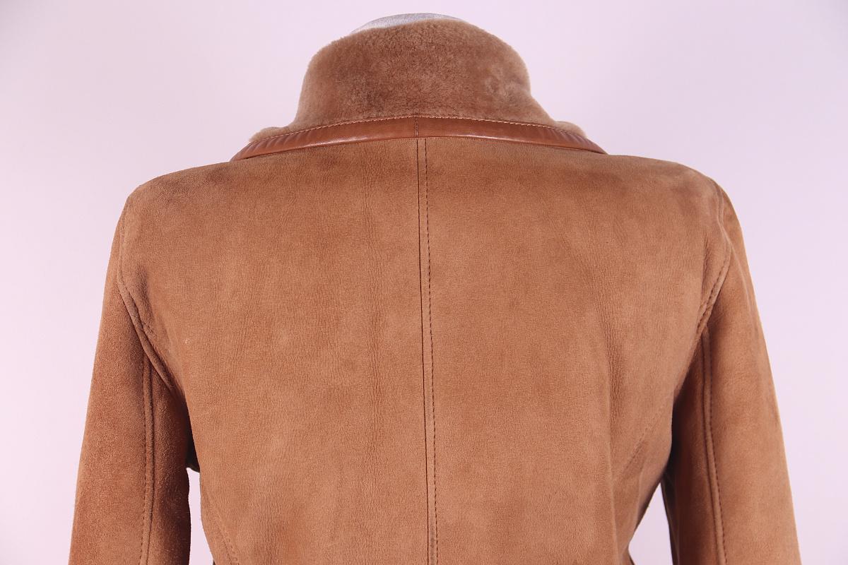 Dolce & Gabbana lambskin coat early 2000s
mannequin 84.5 cm x 62 cm x 91 cm mannequin 33.35 in x 24.49 in x 35.79 in

size 40

excellent condition, may have slight signs of wear
