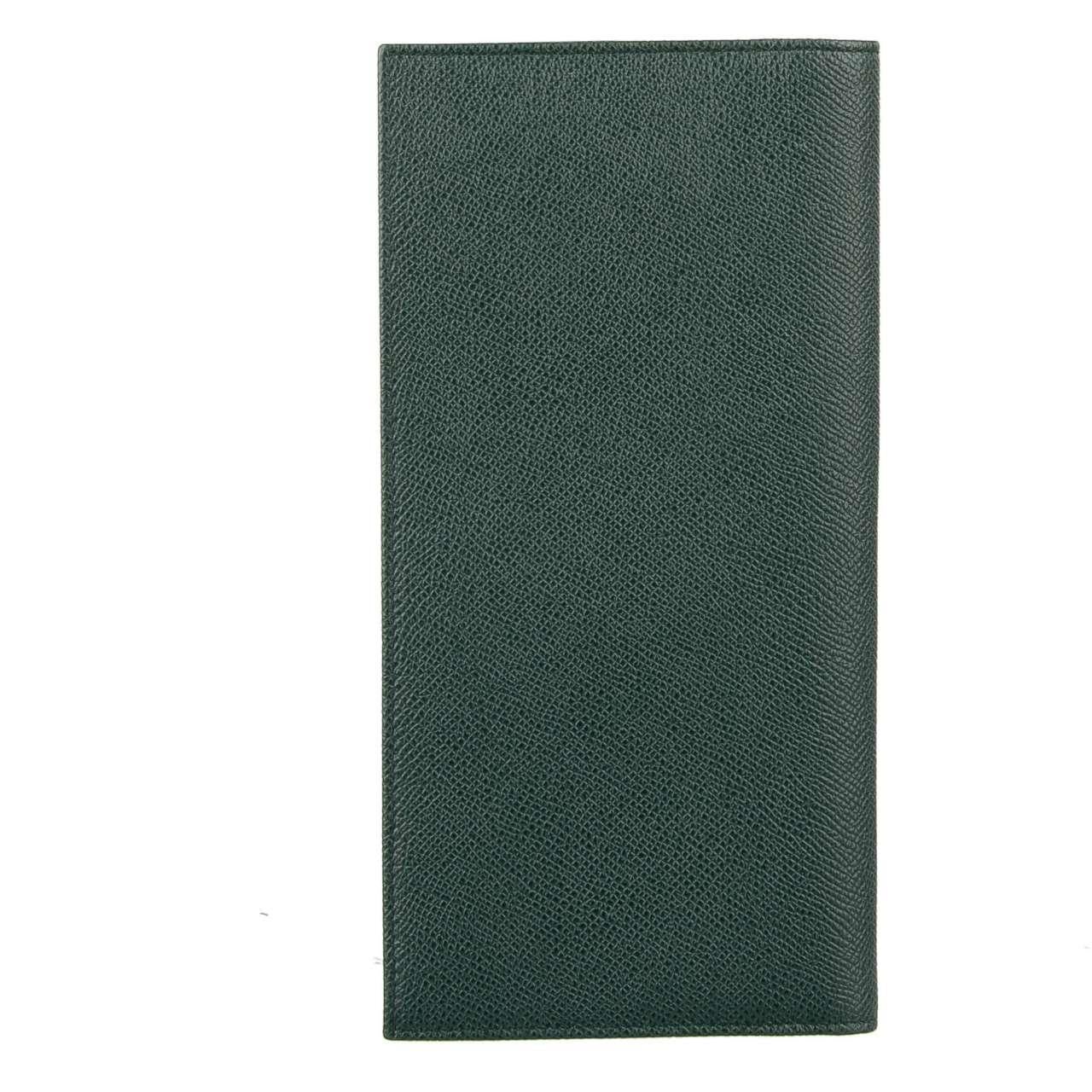 - Large dauphine leather bifold document holder / wallet with many pockets and slots and DG logo plate in green by DOLCE & GABBANA - New with Tag and Authenticity Card - MADE IN ITALY - Former RRP: EUR 425 - Model: BP2032-A1001-87399 - Material: