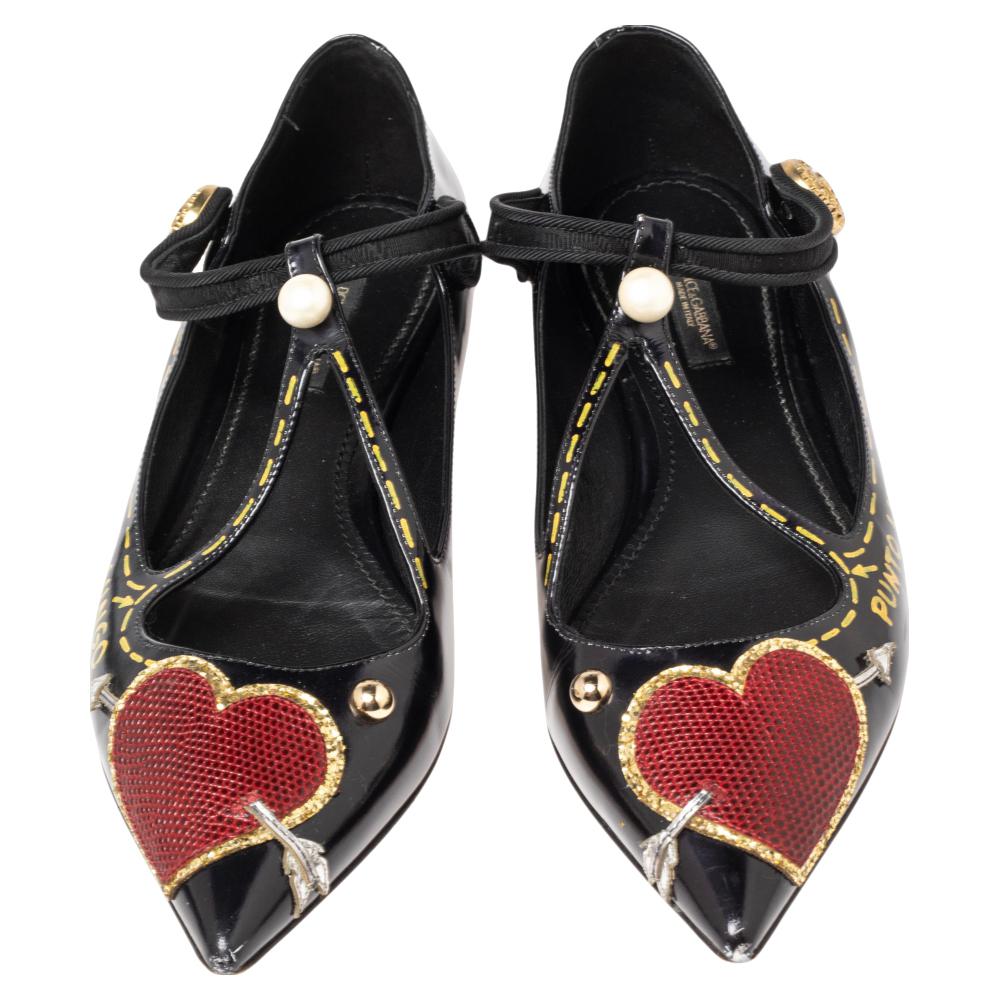 Dolce & Gabbana flache Ballerinas aus Leder mit spitzer Zehe und Bellucci-Applikation, Größe 38,5 im Zustand „Gut“ in Dubai, Al Qouz 2