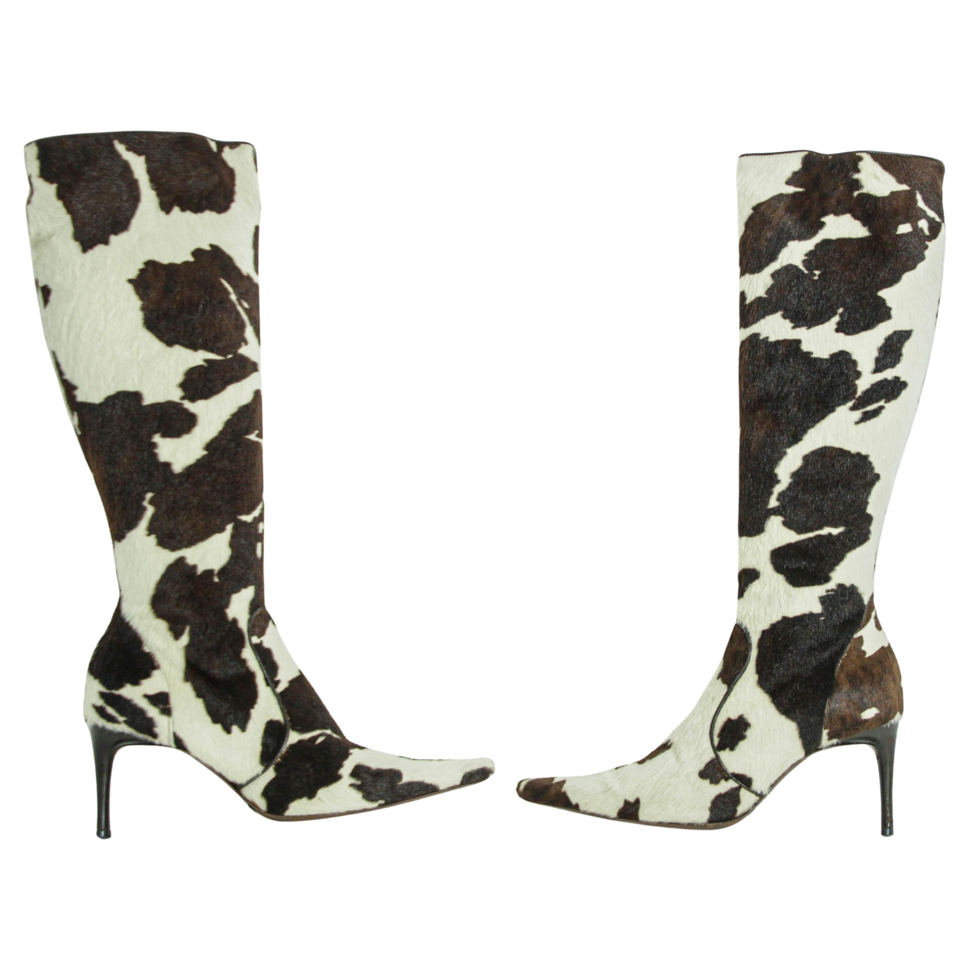 Vintage Dolce & Gabbana fitted boots animal print.
Size 35 EU 5 US.
Black and white knee fitted boots in cow printed dyed calf hair (Italy).
They’re shaped with a pointed toe and sit on a high stiletto heel.
Leather lining and sole.
Zipper.
Made in