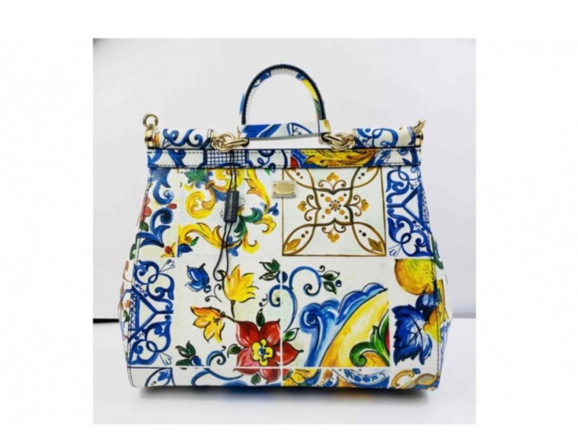 DOLCE & GABBANA Medium Sicily
handbag in Majolica printed Dauphine
calfskin with branded plaque on the
back:
The placed print accentuates the
intensity of the design
Front flap with button closure- hidden
snap
Upper handle and adjustable