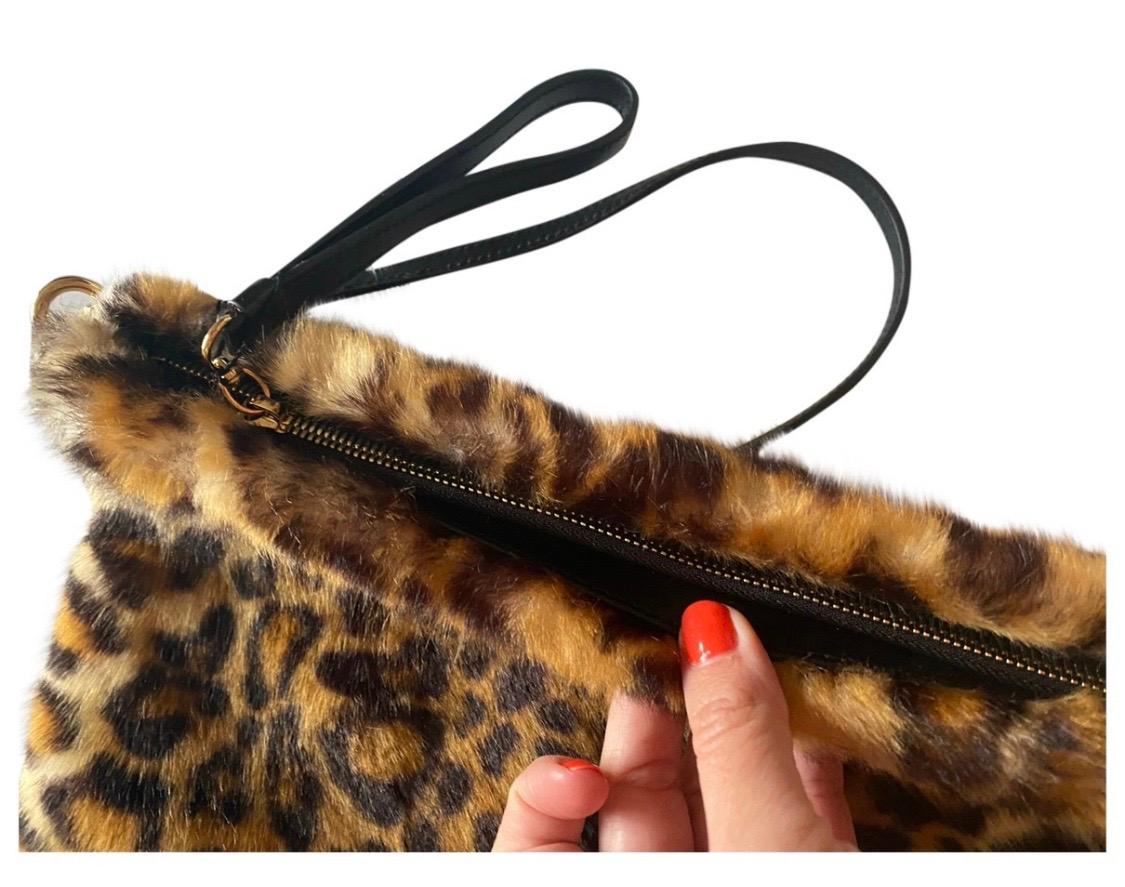 Dolce & Gabbana Leopard Faux fur
clutch shoulder bag

Shoulder cross body strap

Size: 23cmx32cm

Brand new with tags in the original
dustbag.

Please check my other DG clothing &
accessories!