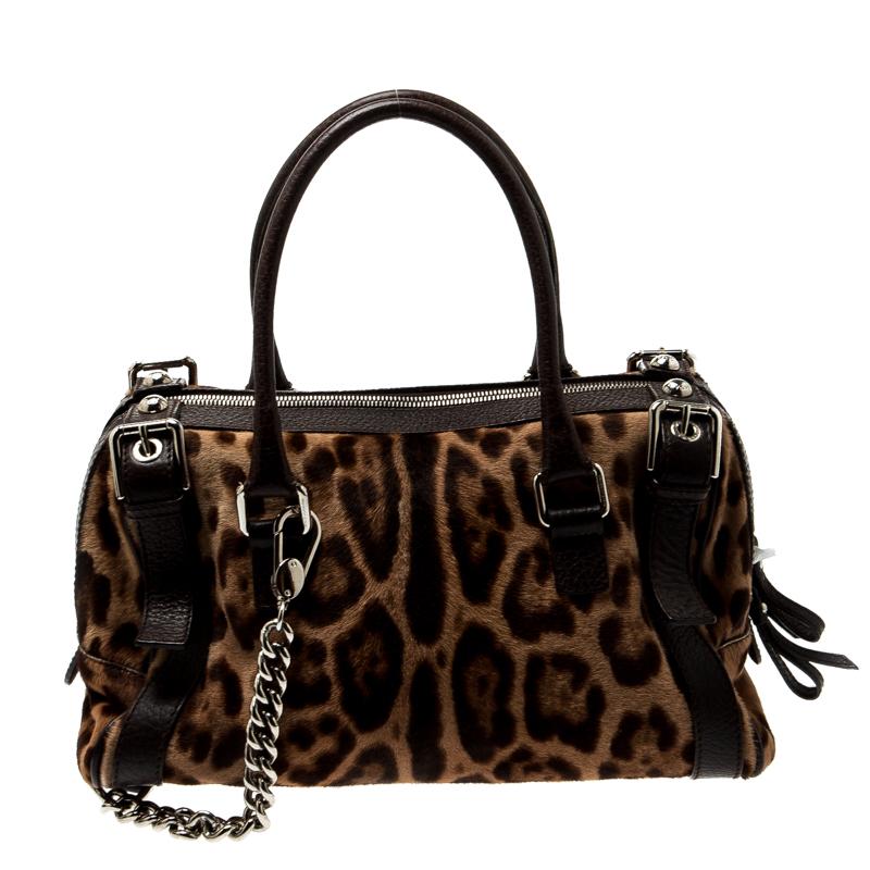 This chic Easy Way satchel by Dolce and Gabbana will enhance both your casual and evening wear. Crafted from leopard-print calfhair and leather in Italy, it is decorated with the brand plaque and gorgeous buckle detailing on the exterior. The bag is