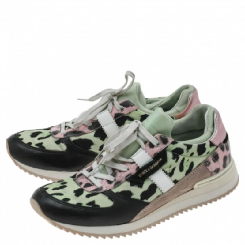 Toile et cuir imprimés léopard - un look classique pour un produit de base élégant et décontracté ! Créées par Dolce & Gabbana, ces baskets basses visent à offrir un style confortable à chaque pas.