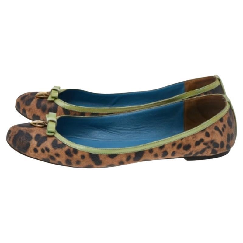 D'un design classique, ces ballerines Dolce & Gabbana méritent de figurer dans votre collection de chaussures. Elles ont été réalisées en toile imprimée léopard et en cuir verni et sont dotées de petits nœuds sur l'empeigne. Doublées de semelles