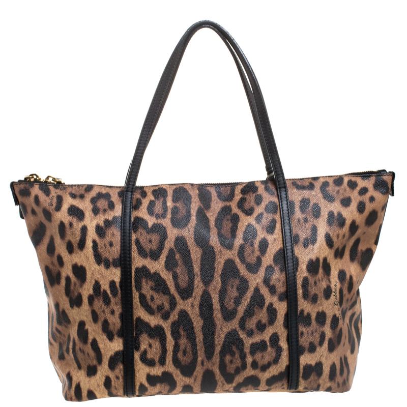 Die Tasche ist aus leopardenbedrucktem Canvas und Leder gefertigt und mit einem glatten:: stoffgefütterten Innenraum ausgestattet. Sie lässt sich mühelos sowohl mit legeren als auch mit formellen Looks kombinieren. Die exzellente Handwerkskunst