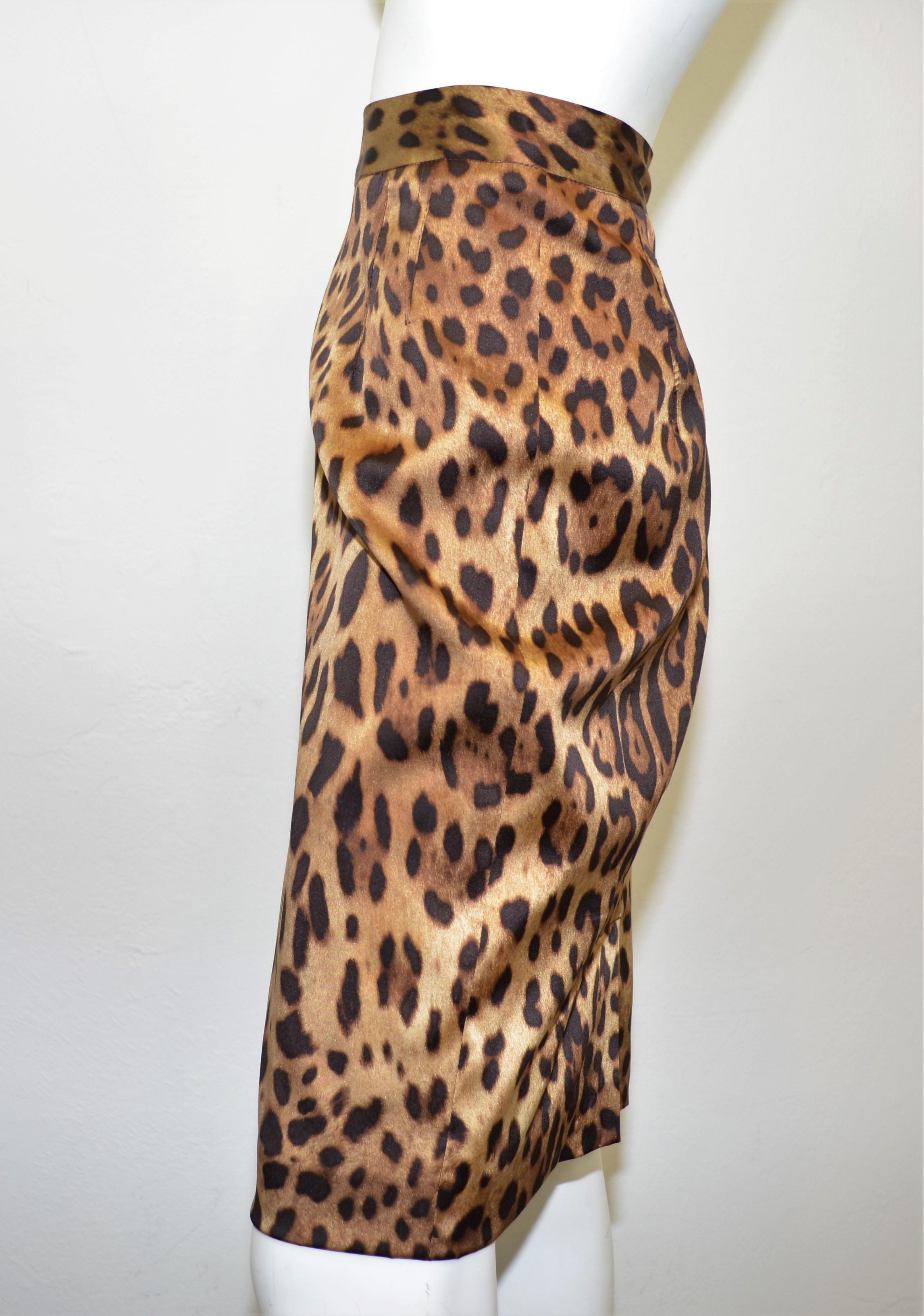 Dolce & Gabbana leopard print pencil skirt in a silk satin fabric with a back zipper fastening. Skirt is a size 42, made in Italy.

Waist 28''
Hips 34''
Length 24''