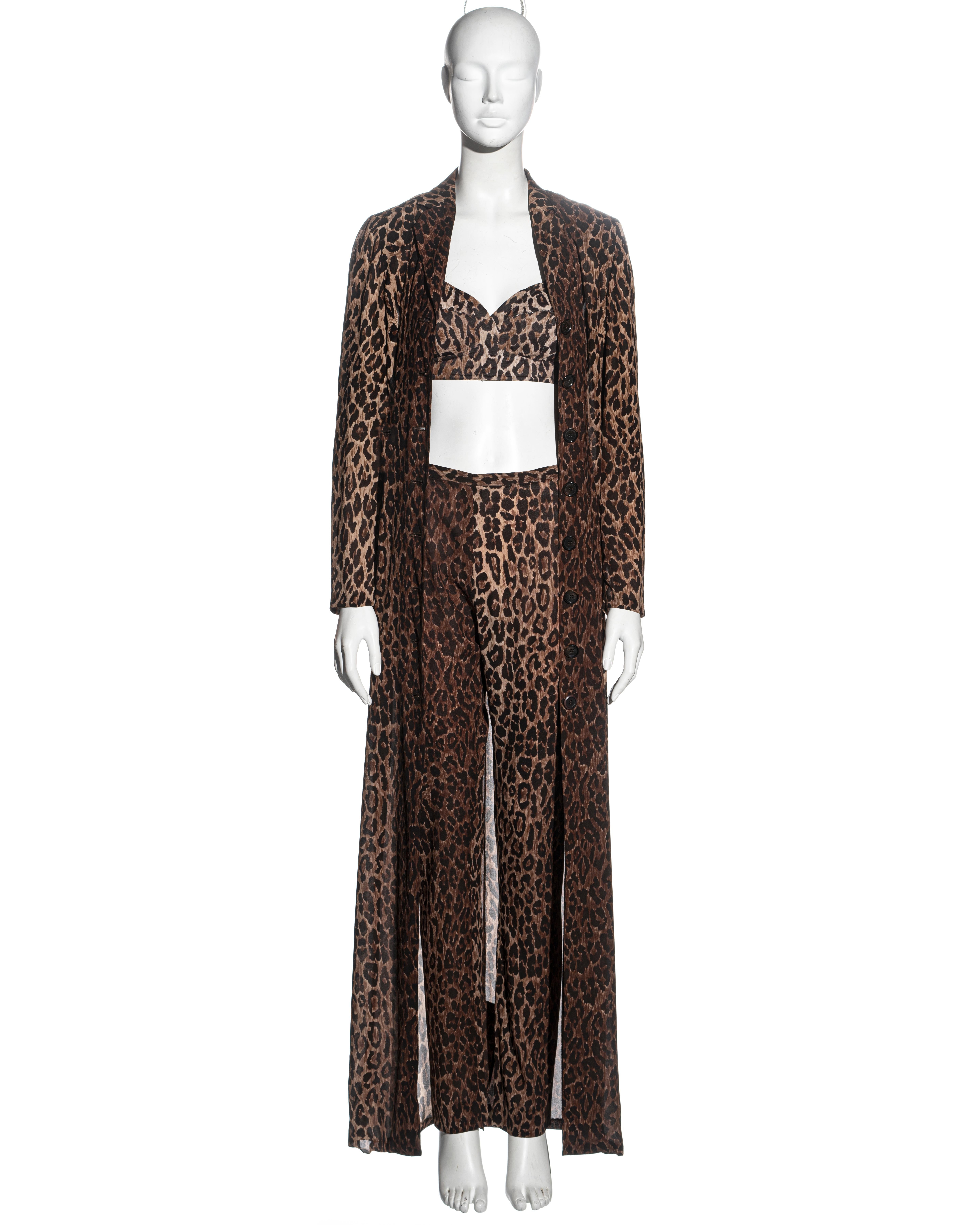▪ Dolce & Gabbana leopard print ensemble 
▪ Brown leopard printed silk 
▪ Lightweight floor-length single-breasted coat 
▪ High-waisted straight leg trousers 
▪ Matching nylon bra top 
▪ IT 40 - FR 36 - UK 8
▪ Spring-Summer 1997
▪ Coat and jacket: