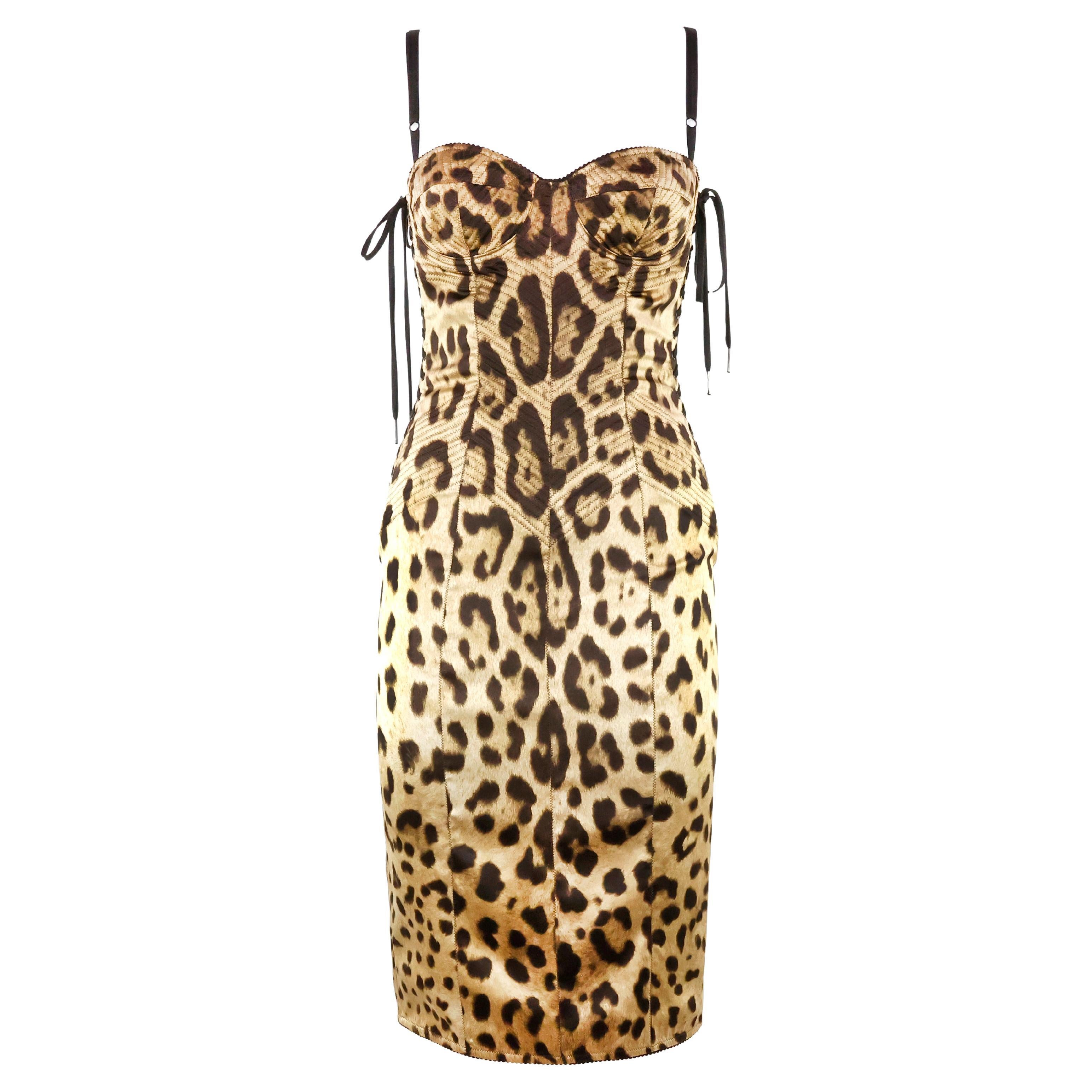 Dolce & Gabbana - Robe corset en soie imprimée léopard  en vente
