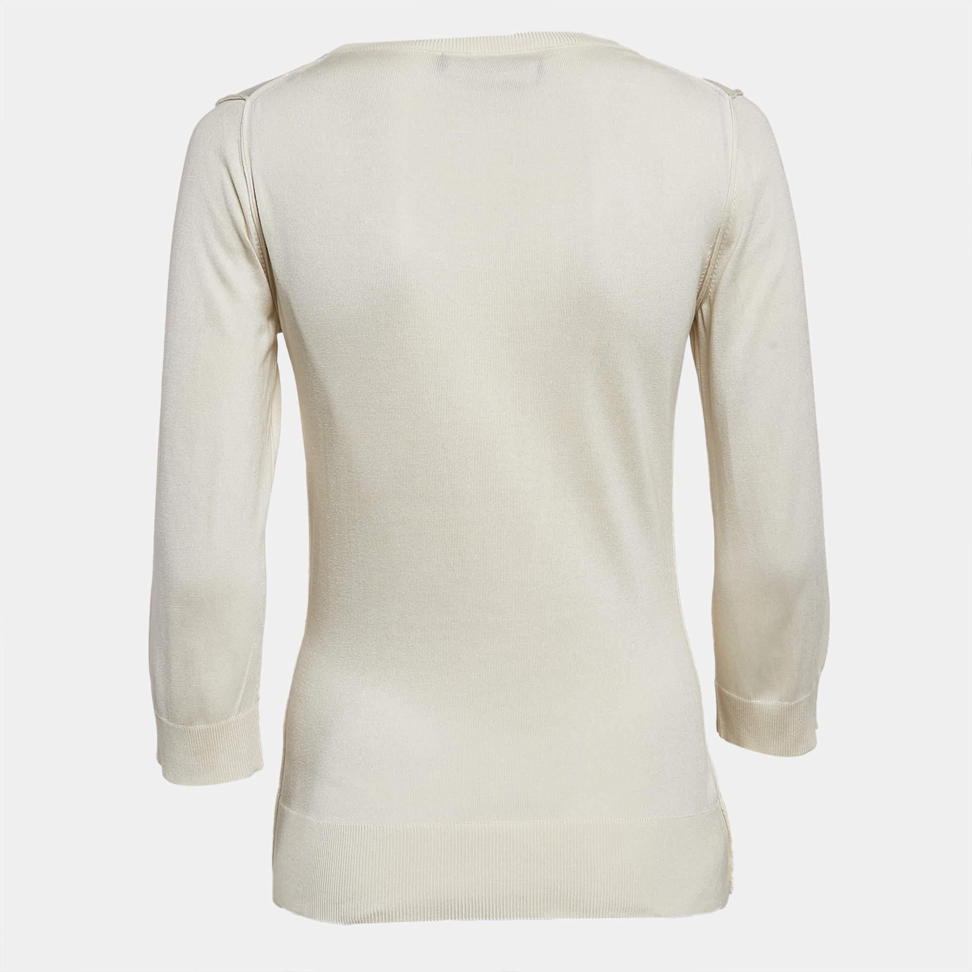 Ce confortable pull beige clair de Dolce and Gabbana restera un basique de votre garde-robe, s'associant aussi bien à un jean qu'à un pantalon de tailleur. Il a une construction en tricot, une encolure ronde et des manches longues.