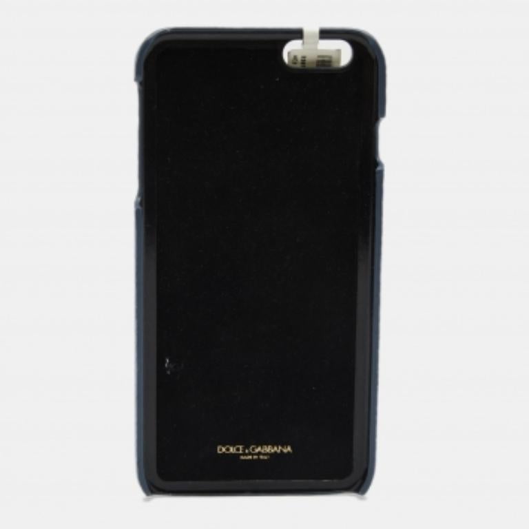Viste tu iPhone 6 plus con estilo a la vez que lo proteges con esta funda de la casa Dolce & Gabbana. Tachonada con hermosos adornos multicolores, esta funda está tallada en piel de color azul claro y forrada con Alcántara en el interior. ¡Este