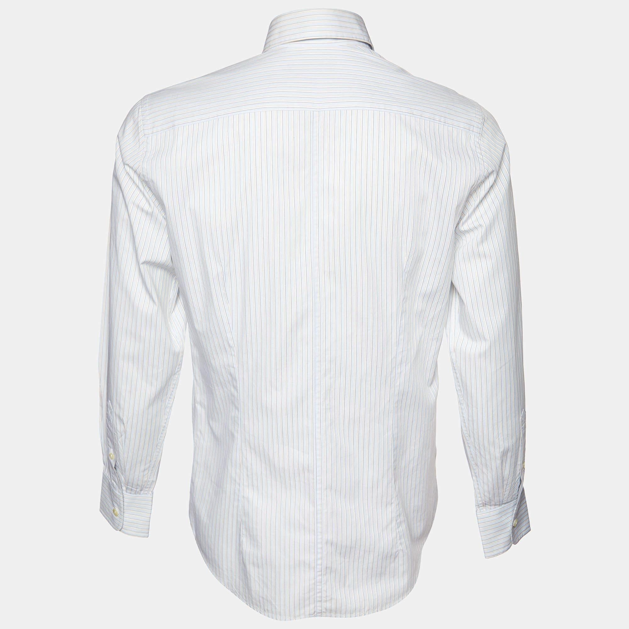 Cette chemise de créateur est fabuleuse. Elle est fabriquée à partir de matériaux nobles et présente une silhouette ajustée. Associez-le à un pantalon et à des mocassins pour un ensemble cool.