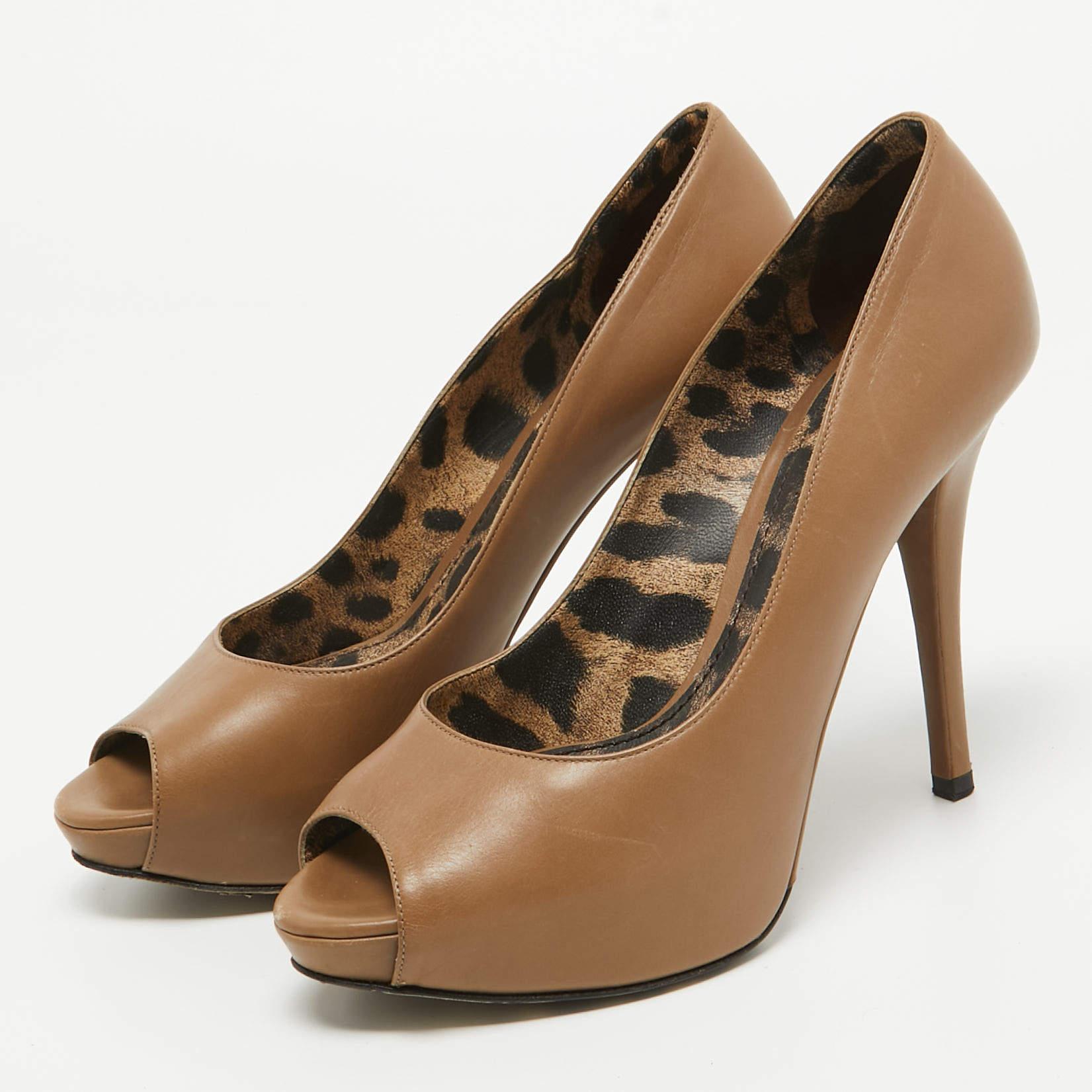 Exhalant féminité et élégance, ces escarpins présentent une silhouette chic et un design attrayant. Vous pouvez porter ces escarpins pour un look élégant.