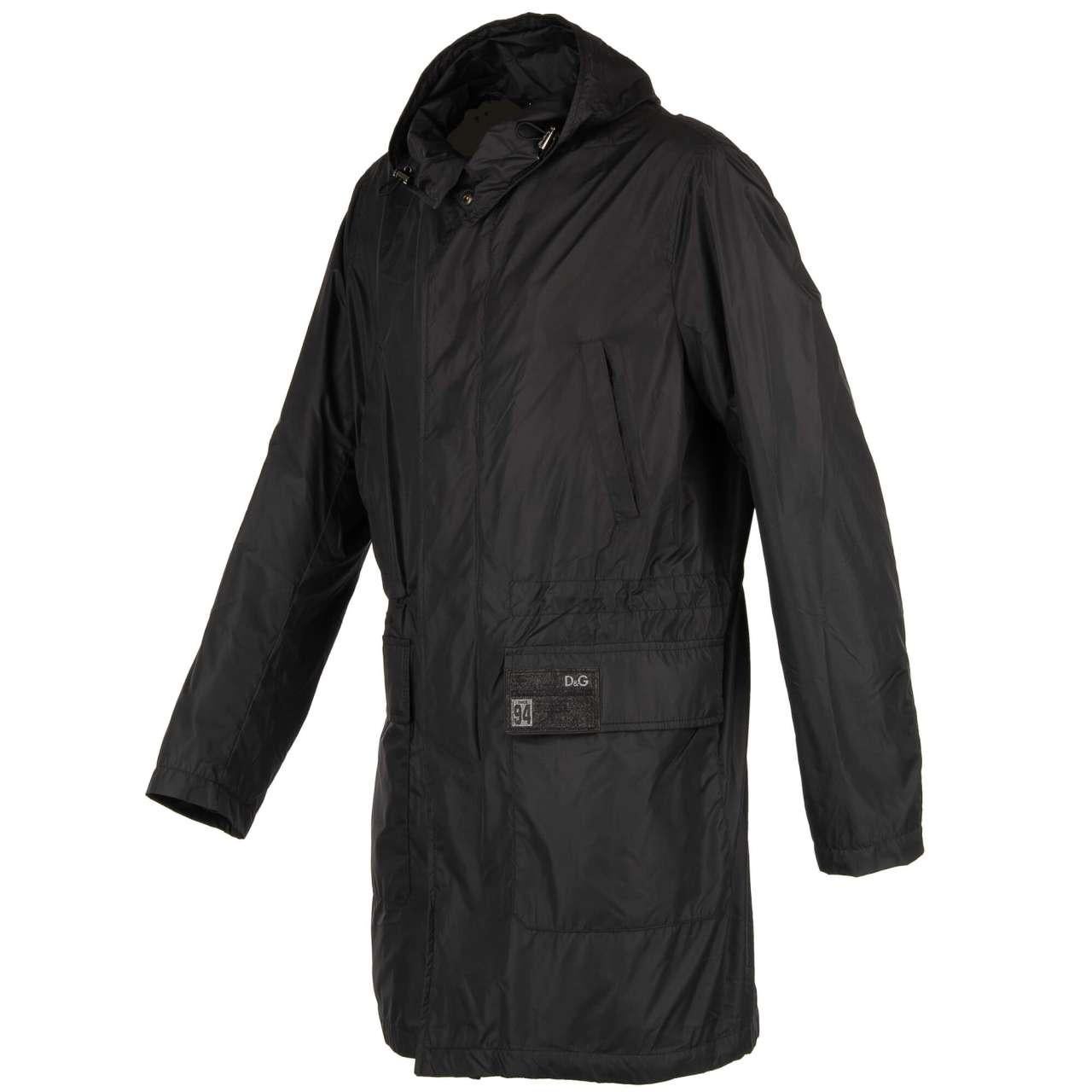 Dolce & Gabbana Light Hooded Rain Parka Jacket with Pockets and Logo Black 48 In Excellent Condition For Sale In Erkrath, DE