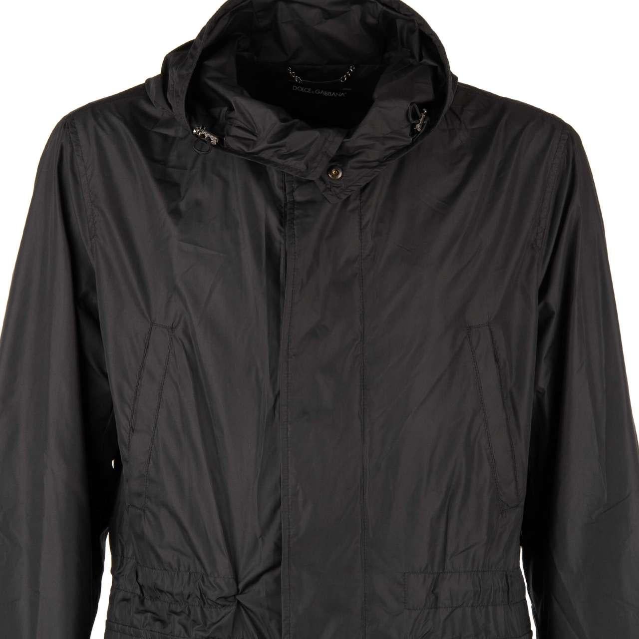 Men's Dolce & Gabbana Light Hooded Rain Parka Jacket with Pockets and Logo Black 48 For Sale