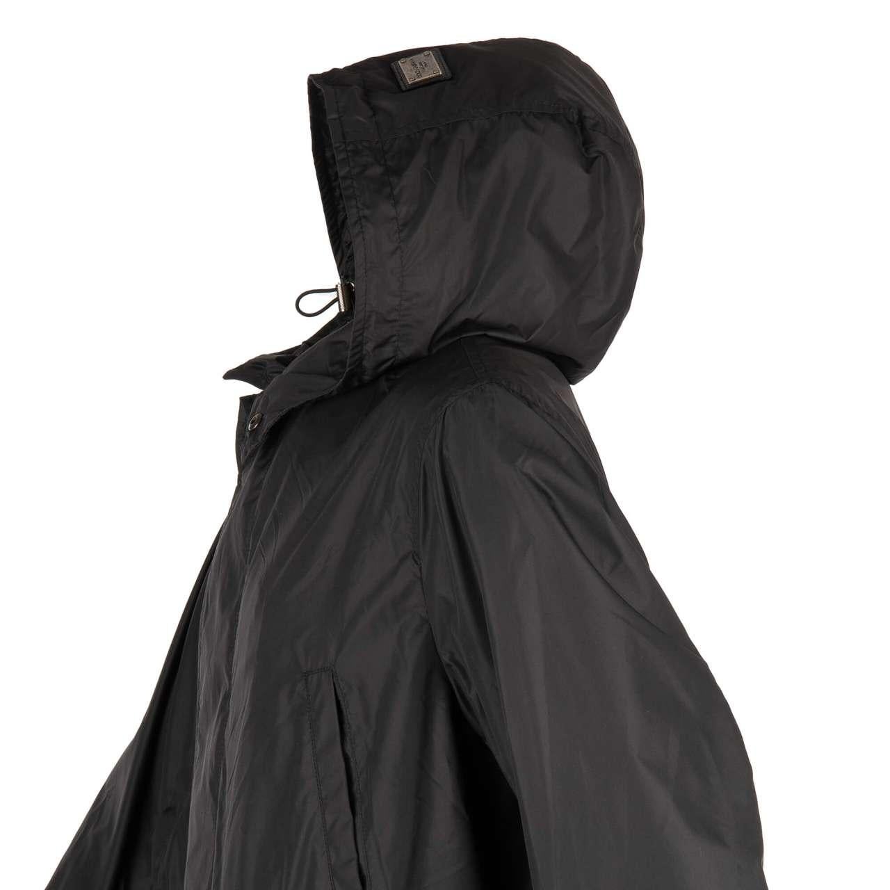 Dolce & Gabbana Light Hooded Rain Parka Jacket with Pockets and Logo Black 48 For Sale 1