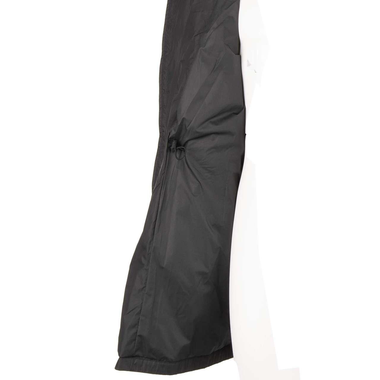 Dolce & Gabbana Light Hooded Rain Parka Jacket with Pockets and Logo Black 48 For Sale 3