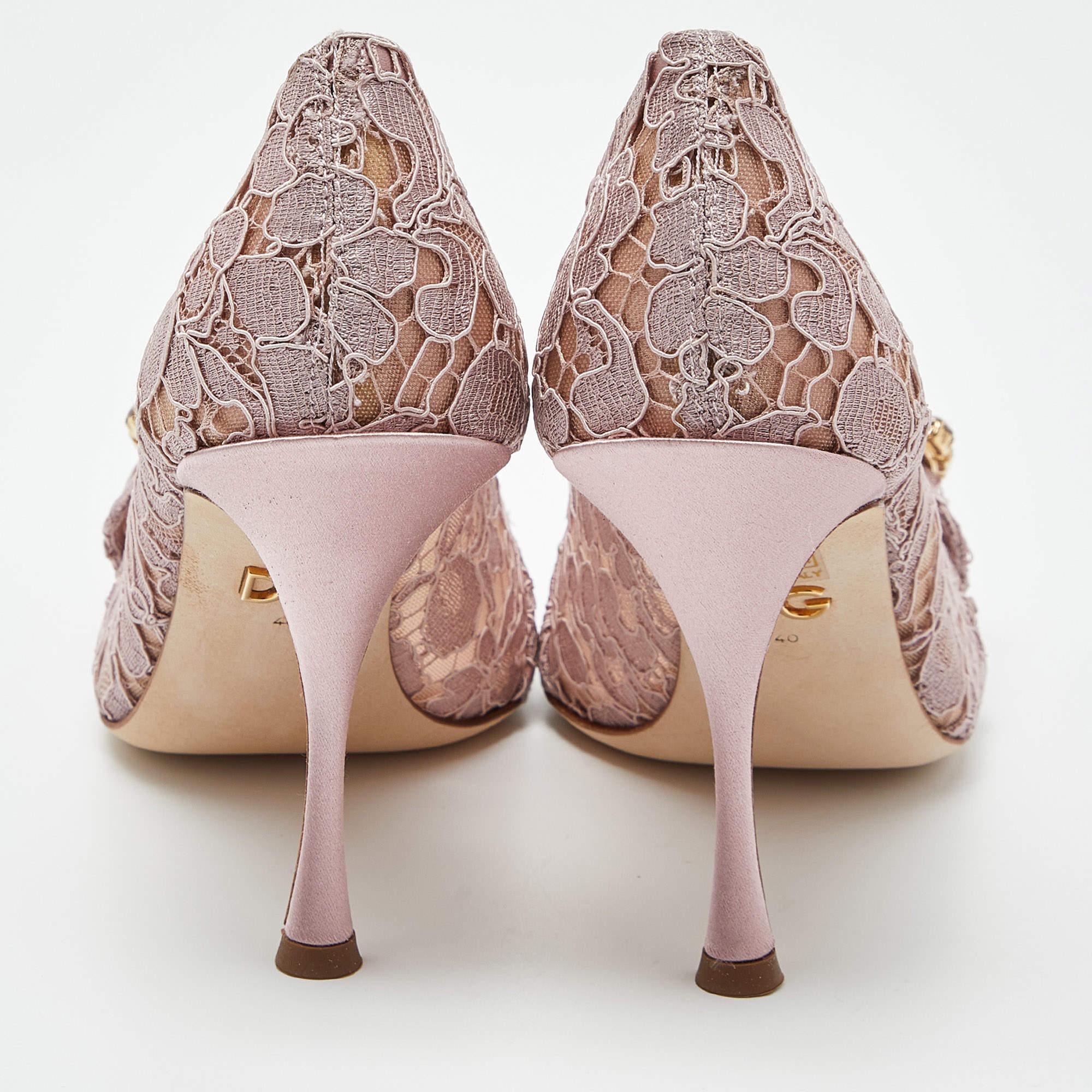 Dolce & Gabbana Lilac Lace Crystal Embellishment Pointed Toe Pumps Size 40 In New Condition In Dubai, Al Qouz 2