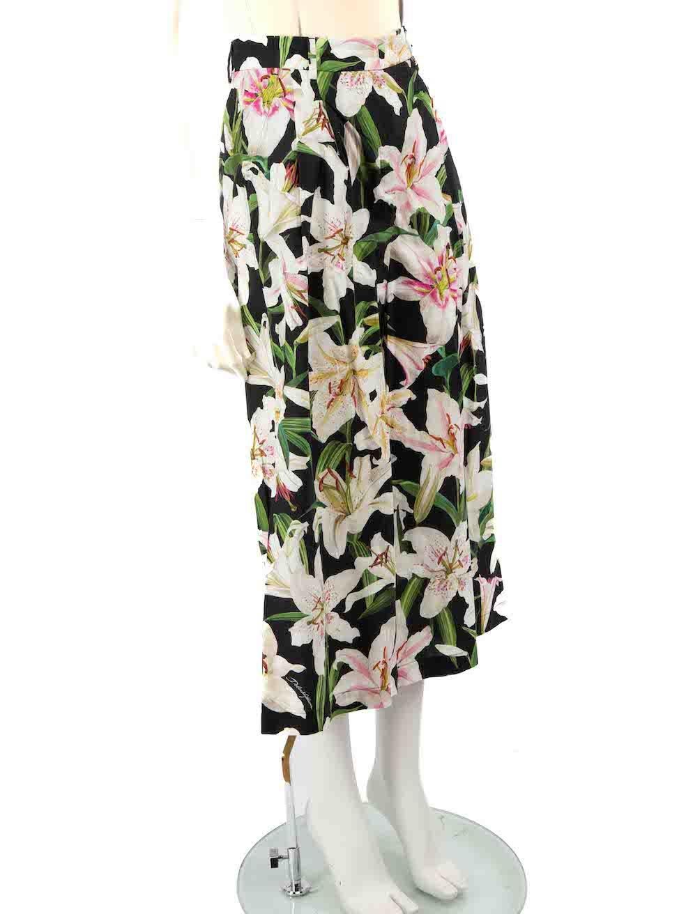 CONDIT ist sehr gut. Kaum sichtbare Abnutzungserscheinungen an der Hose sind an diesem gebrauchten Dolce & Gabbana Designer-Wiederverkaufsartikel zu erkennen.
 
 
 
 Einzelheiten
 
 
 Multicolour-Schwarz mit Blumenmuster
 
 Baumwolle
 
 Hosen
 
