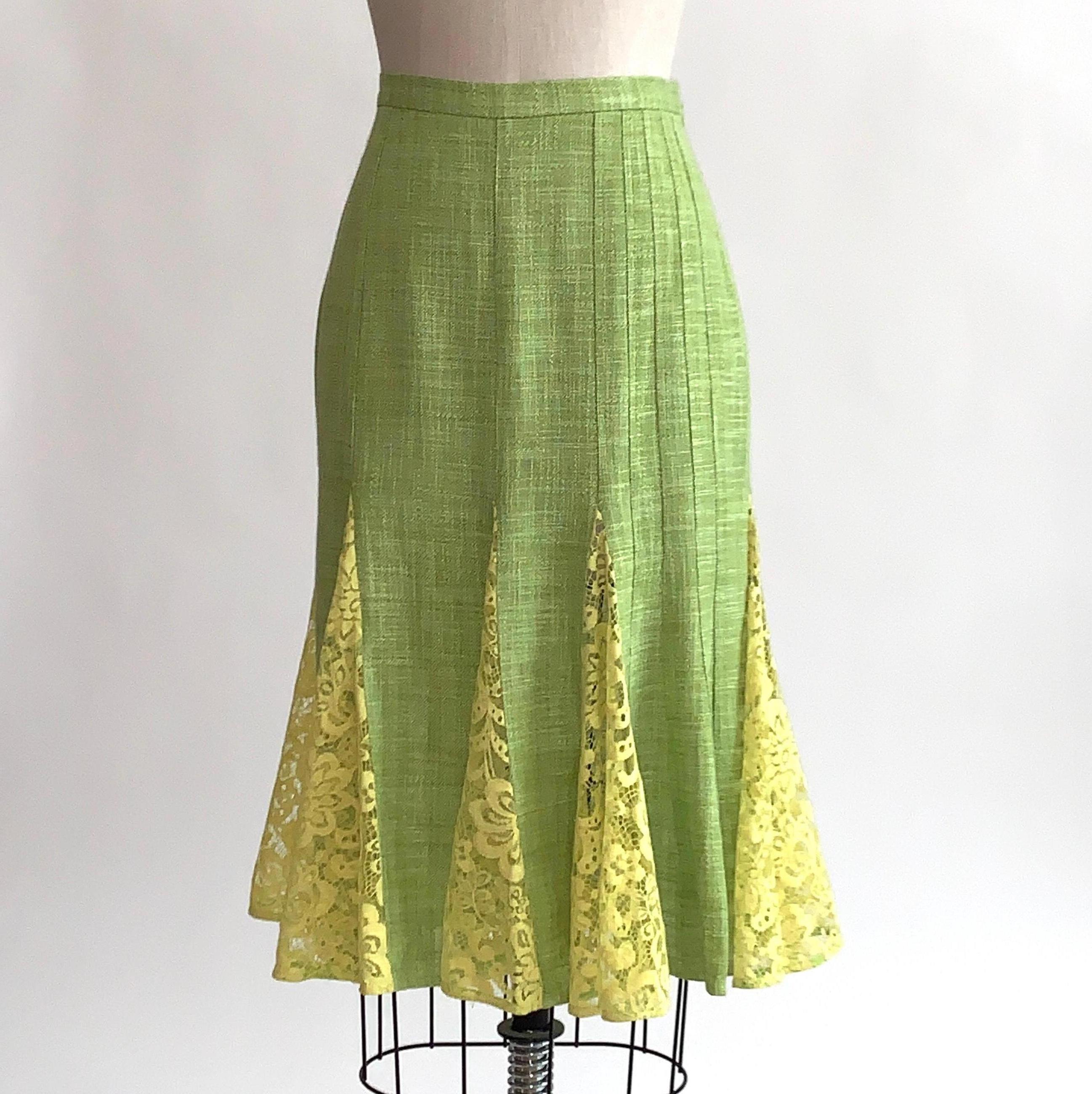 Dolce and Gabbana lime green fit and flare pencil skirt with yellow lace godet panels at bottom. Vertical seam detail at one side. Back zip and hook and eye.

100% viscose (linen-look.)
Unlined.

Made in Italy.

Size label has been removed, seems to