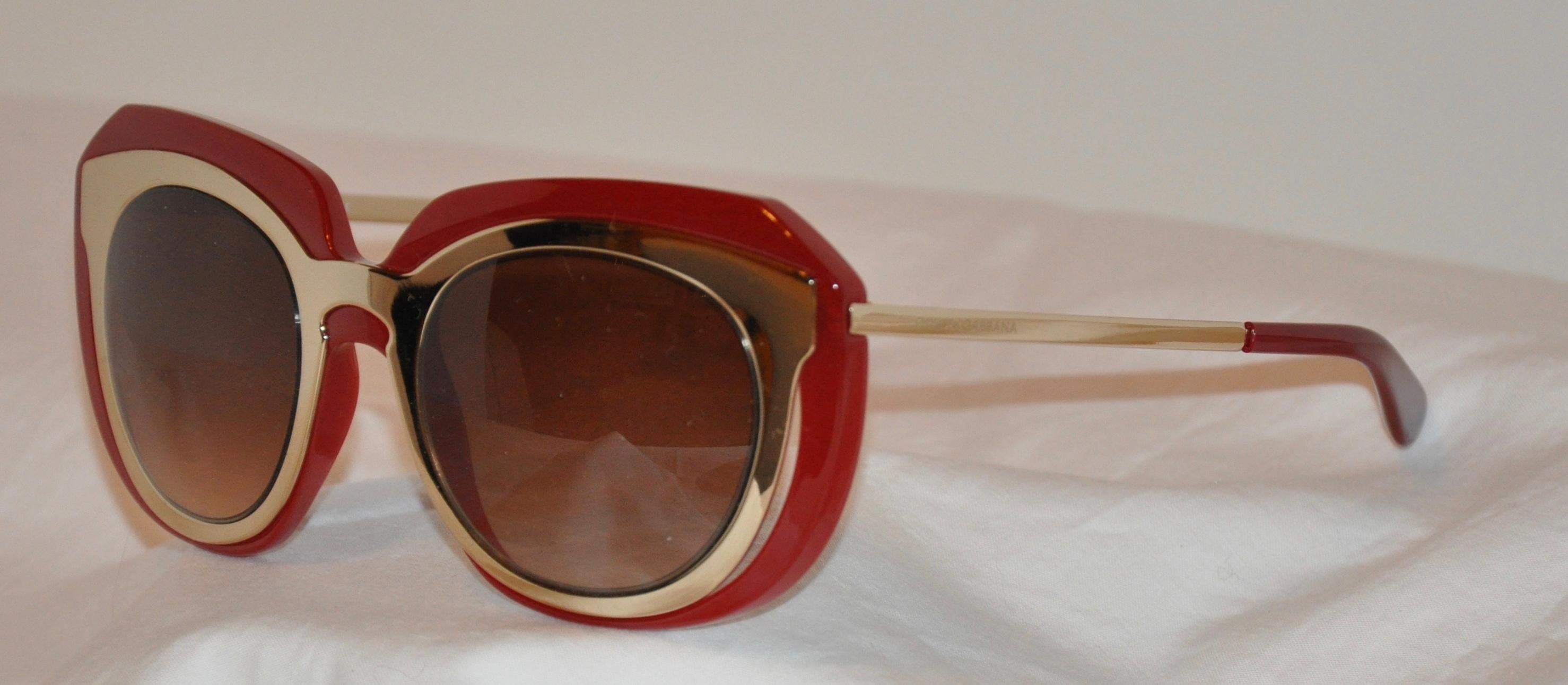 Dolce & Gabbana: „Limited Edition“, vergoldete Sonnenbrille mit Lucite-Hardware in Merlotoptik im Zustand „Gut“ im Angebot in New York, NY