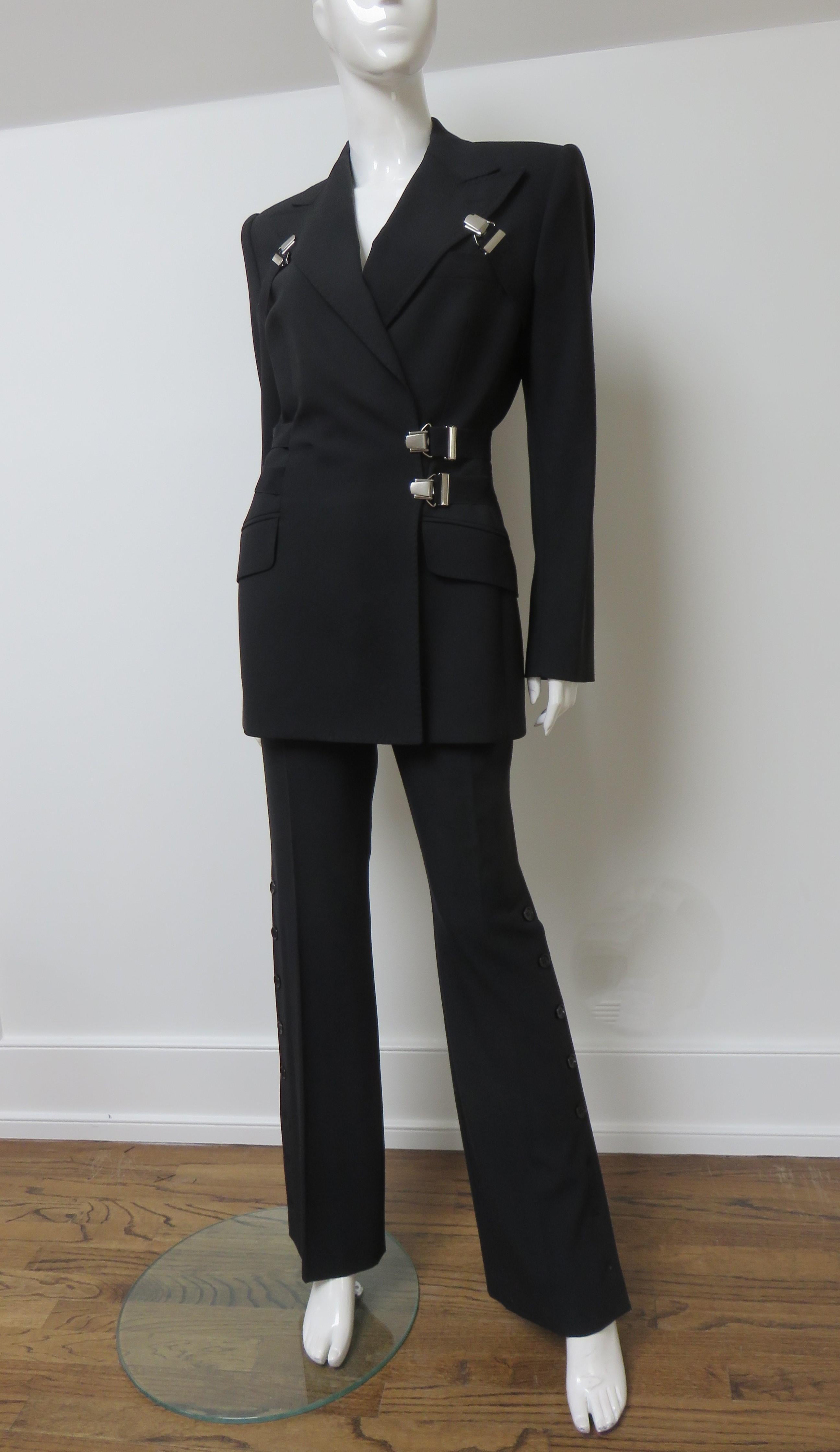 C'est l'un des costumes les plus incroyables que j'aie jamais portés : un tailleur pantalon noir inspiré de la lingerie, avec un peu d'élasticité, de Dolce & Gabbana. Il s'agit d'une veste de style blazer avec un col à revers, un padding aux