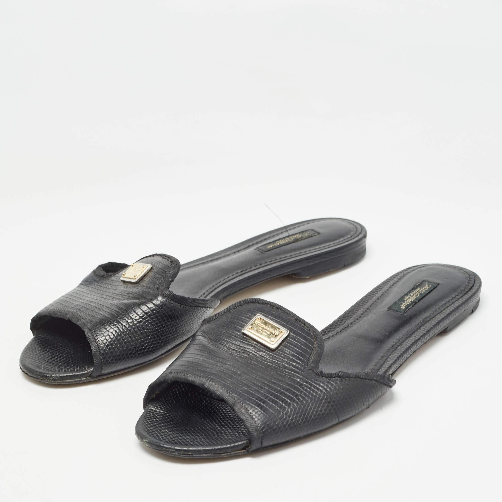 Kreieren Sie mühelose Styles mit diesen flachen Schuhen von Dolce und Gabbana. Sie sind aus hochwertigen MATERIALEN gefertigt, die Ihr OOTD aufwerten und Ihnen den ganzen Tag lang Komfort bieten.