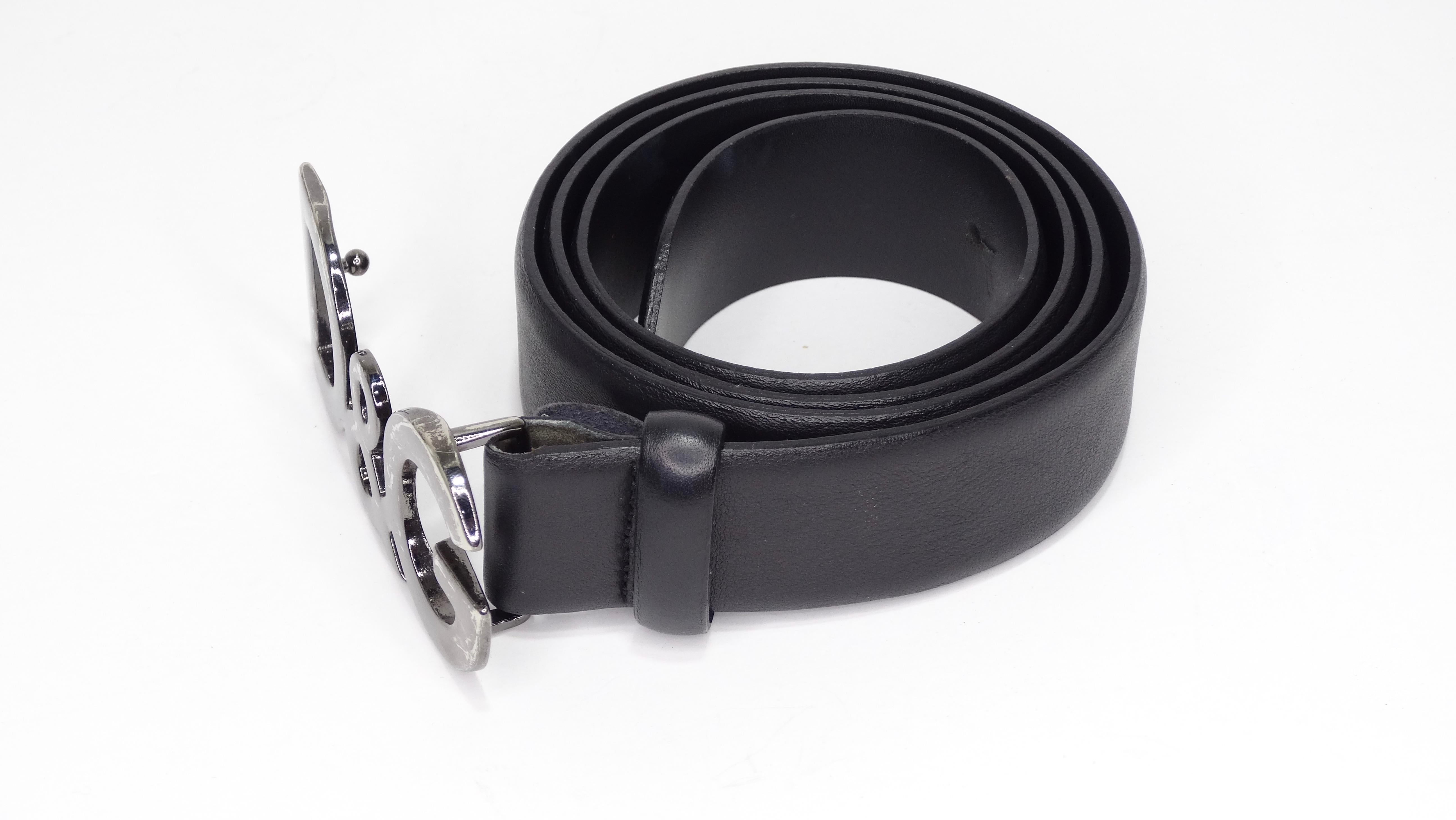 Circa 2000s, cette ceinture Dolce & Gabbana est une pièce maîtresse de votre garde-robe ! Réalisée en cuir noir lisse, cette ceinture est dotée d'une boucle D&G en métal gun et d'une fermeture à ergots. Parfait pour porter avec votre Levi's et votre