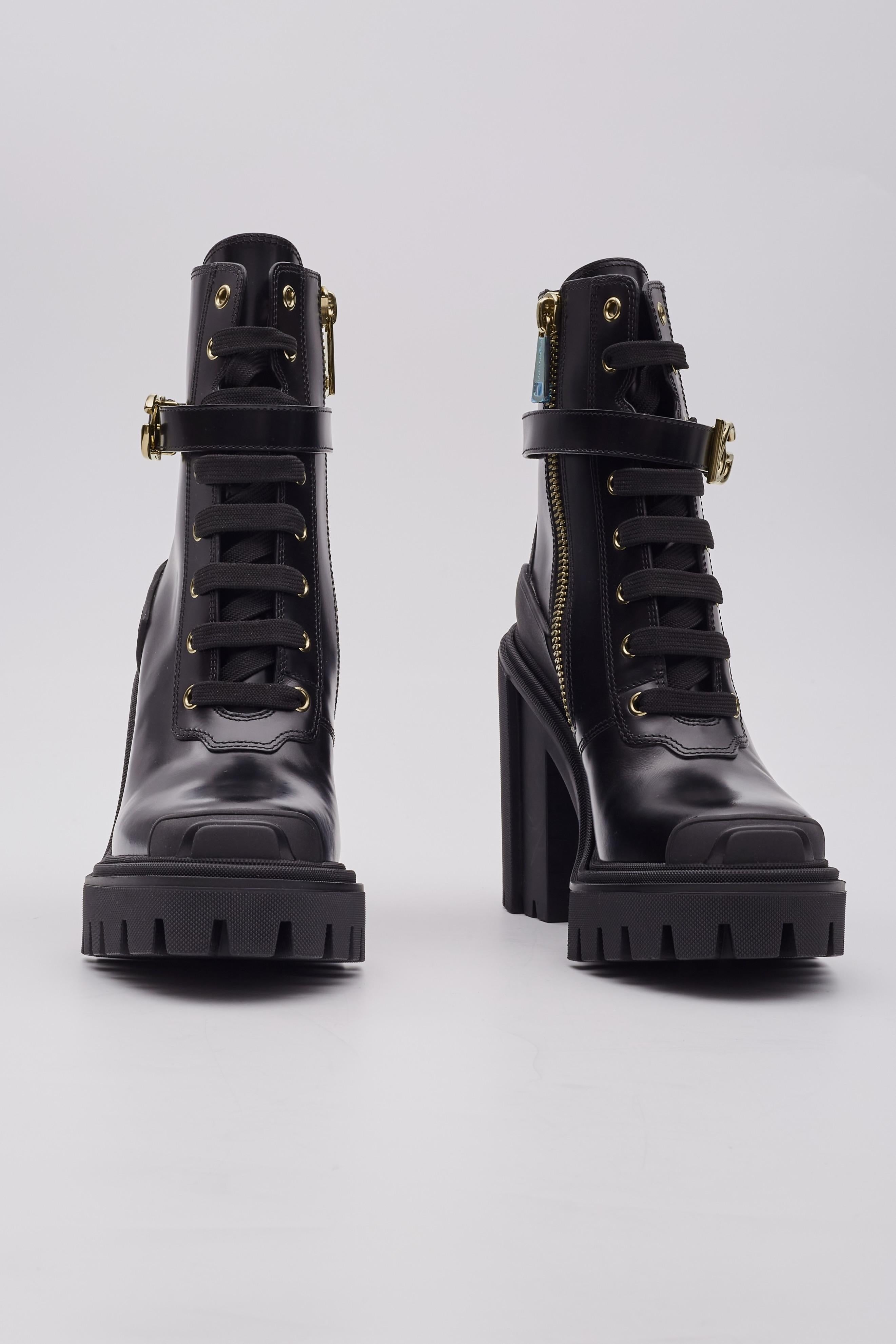 Dolce & Gabbana Logo Charm Black Leather Platform Ankle Boots In Excellent Condition For Sale In Montreal, Quebec