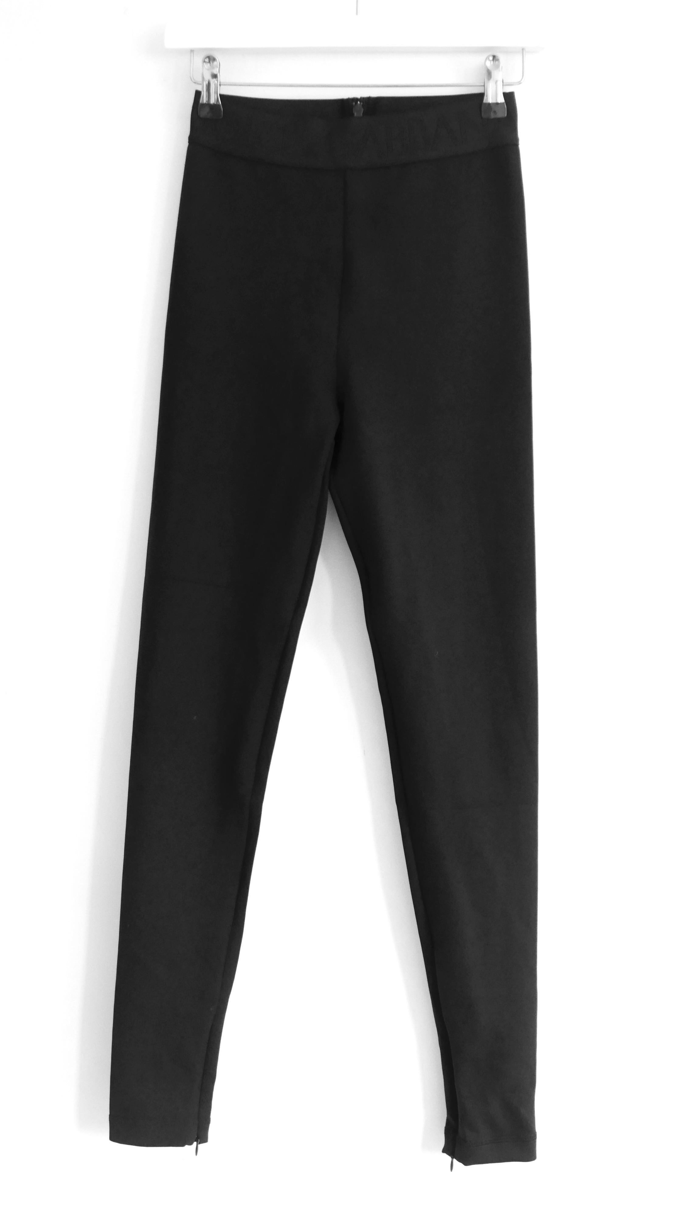 Super sexy Dolce & Gabbana Logo Taille Leggings - gekauft für £ 575 und neu mit Tags. Aus superglattem Stretch-Nylon und Elastan mit dezentem, tonalem Logobund. Sie sind hoch tailliert, haben Reißverschlussschlitze an den Knöcheln und einen
