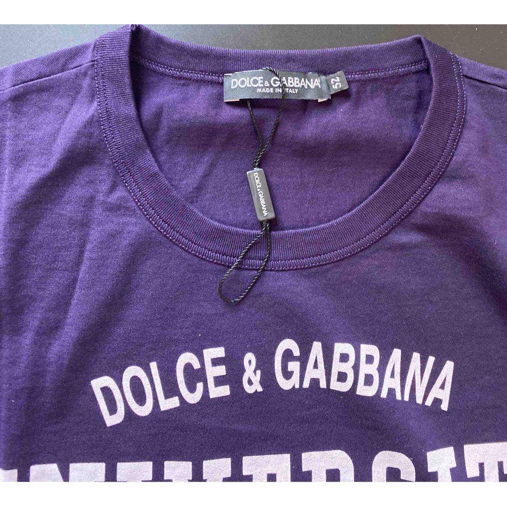 Dolce & Gabbana Love Crown Print T-Shirt in Blue  In New Condition In WELWYN, GB