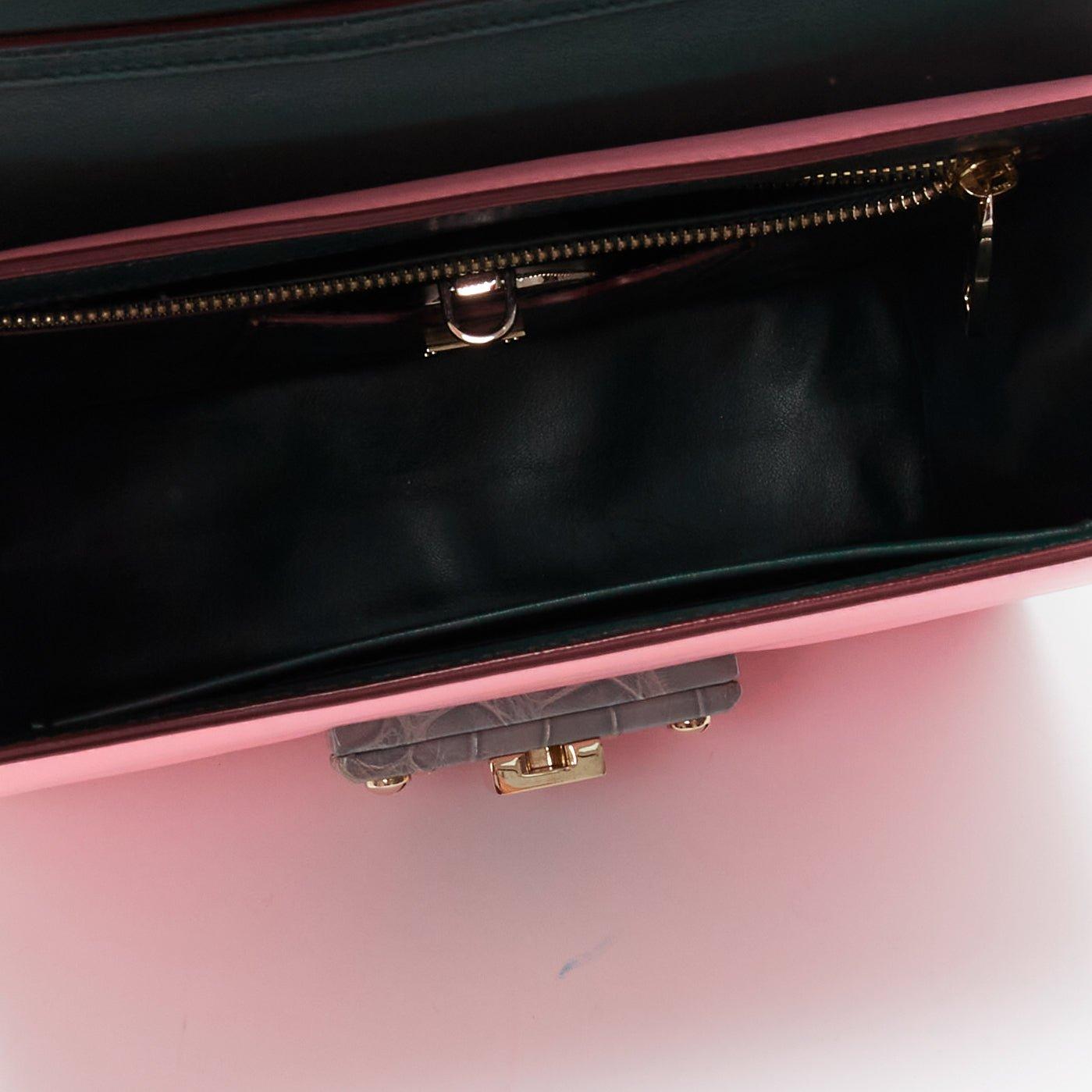 DOLCE GABBANA Bolso cruzado con solapa de piel escamada rosa gris Lucia en venta 5