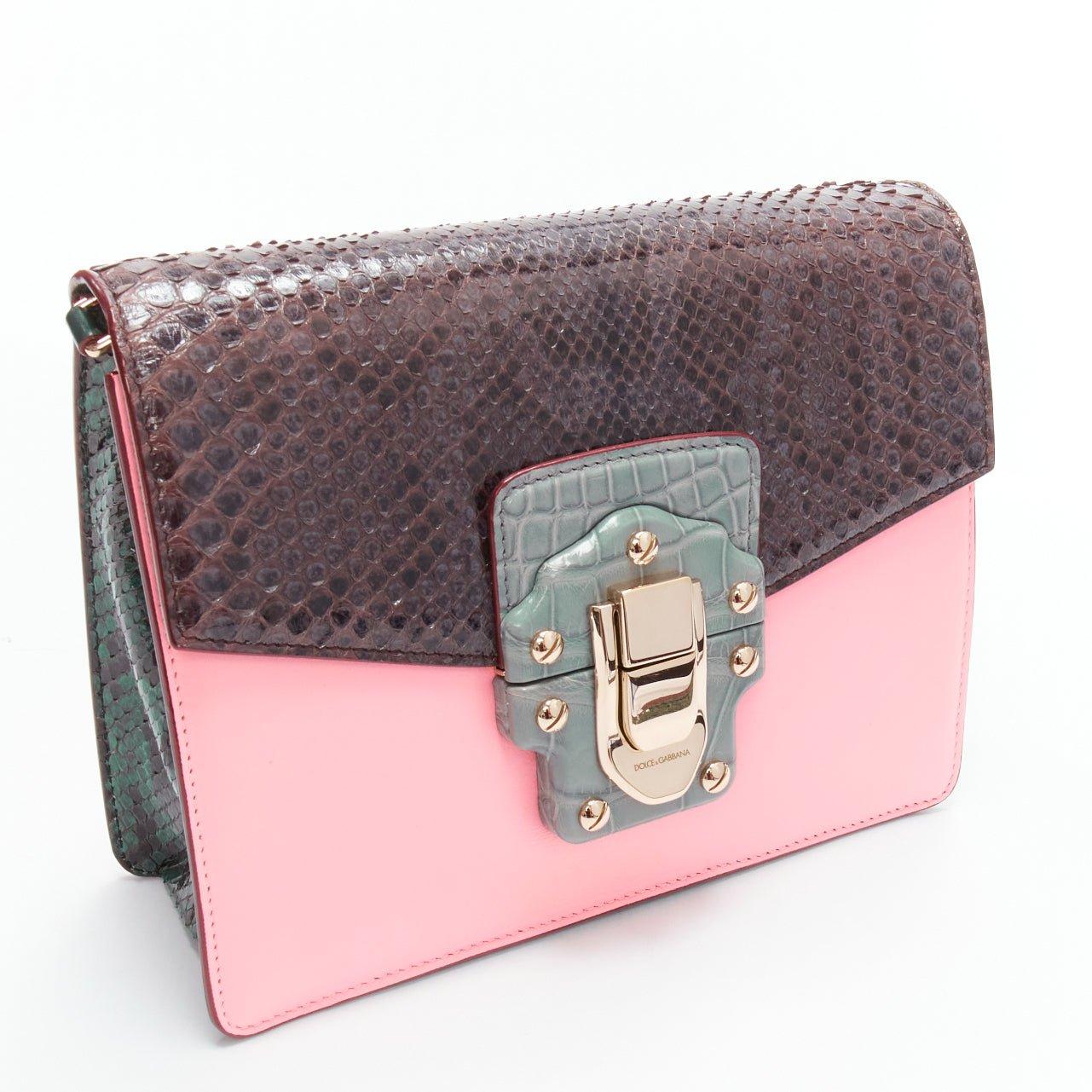 DOLCE GABBANA Bolso cruzado con solapa de piel escamada rosa gris Lucia en venta 2