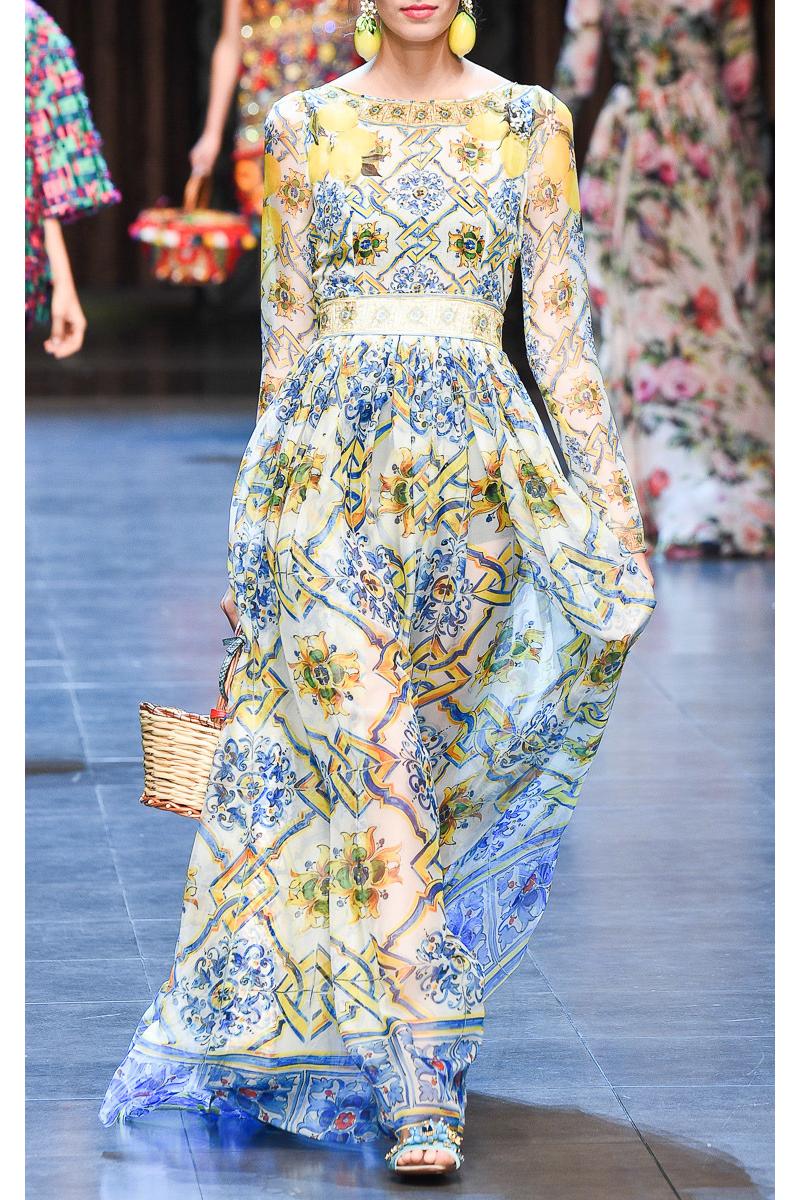 Inspired by maiolica ceramics from Sicily, this long sleeve Dolce & Gabbana printed chiffon gown features a lemon motif at neck, banded waist, and a gathered floor-length skirt.
Back zip
Material: 100% silk
Color: Maiolica Tile
Fully lined except