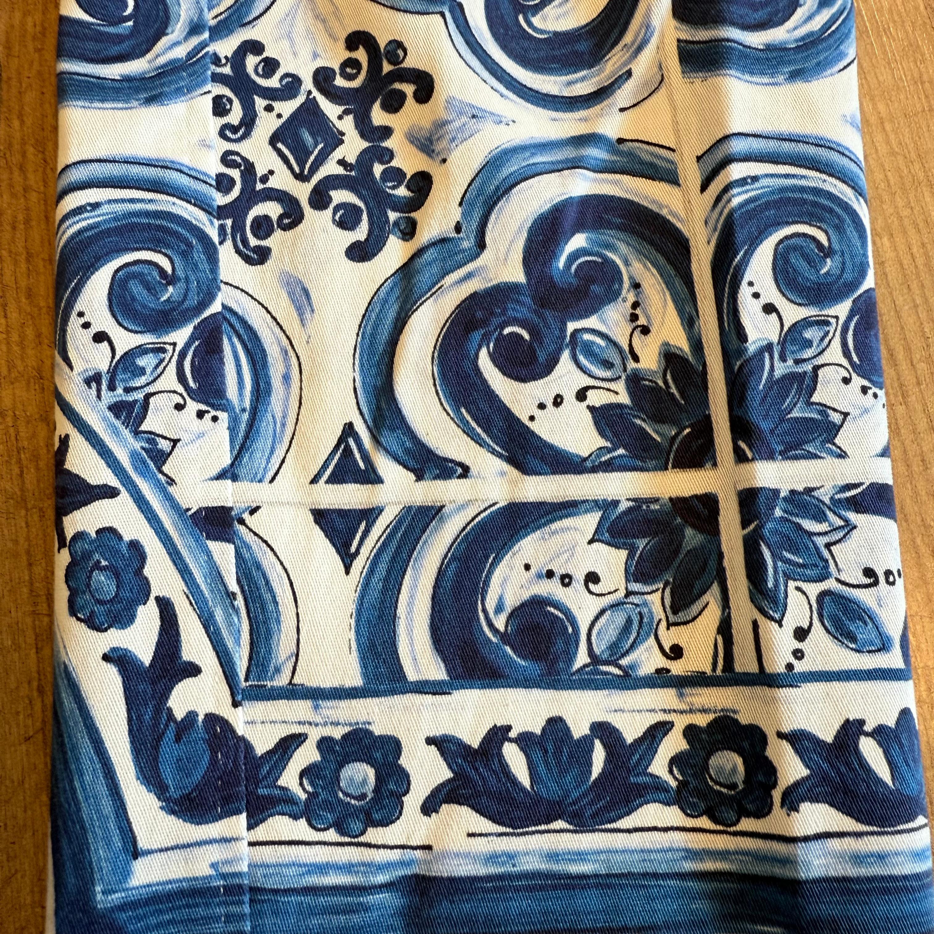 Pantaloni iconici di Dolce & Gabbana
Stampa su maiolica
Colori blu, azzurro e bianco
Quattro tasche
Vita cm 44 (17,3 pollici)
Lunghezza cm 96 (37,7 pollici)
Spedizione espressa in tutto il mondo inclusa nel prezzo!