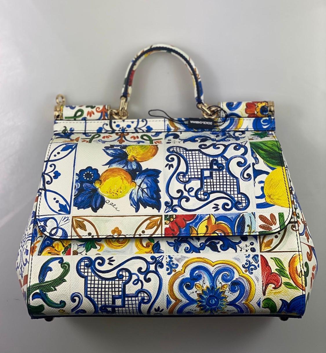 Iconic Dolce & Gabbana Maiolica
Mediterranean tiles Lemons printed
Medium Sicily bag!

Shoulder strap 110cm approx.
Magnetic flap closure.

Size 25cmx20cmx12cm.
100% calfskin

Brand new with the tags, dustbag and
authenticity card!

Please check my