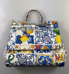 Dolce & Gabbana Maiolica
Mediterranean tiles Lemons printed
Medium Sicily bag