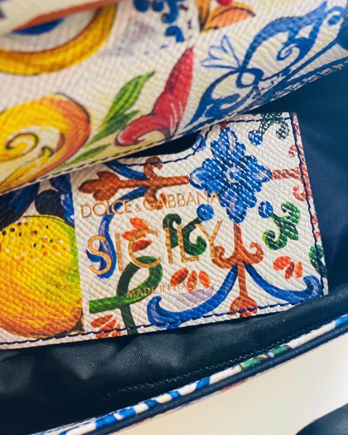 Dolce & Gabbana Maiolica
Mediterranean tiles Lemons printed
Medium Sicily bag In Fair Condition In WELWYN, GB