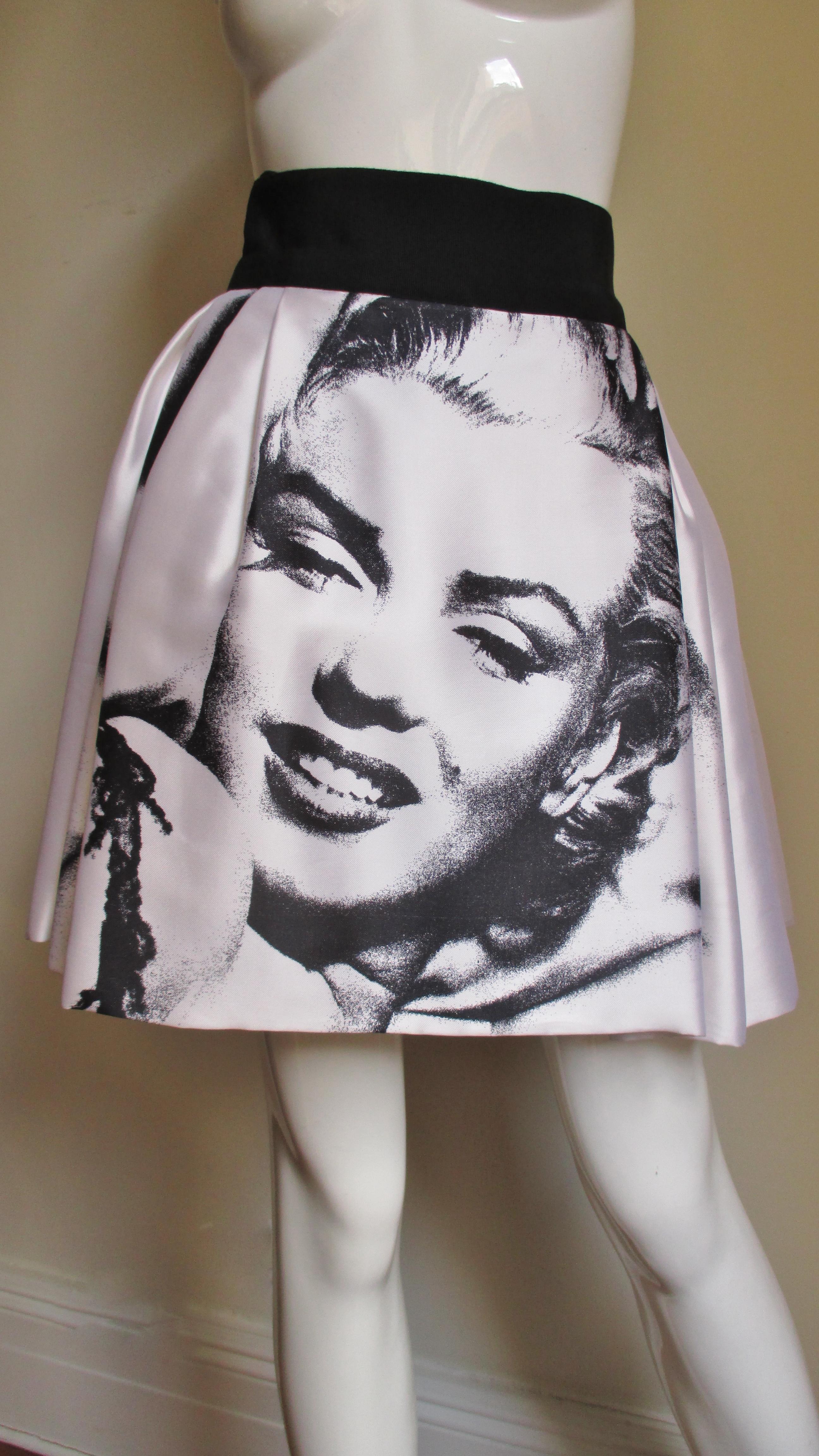 Ein unglaublicher weißer Seidenrock von Dolce & Gabbana mit einem Aufdruck des ikonischen Sexsymbols Marilyn Monroe in Schwarz auf der Vorder- und Rückseite.  Es hat einen schwarzen 3-Zoll-Bund, wird mit einem seitlichen Reißverschluss geschlossen