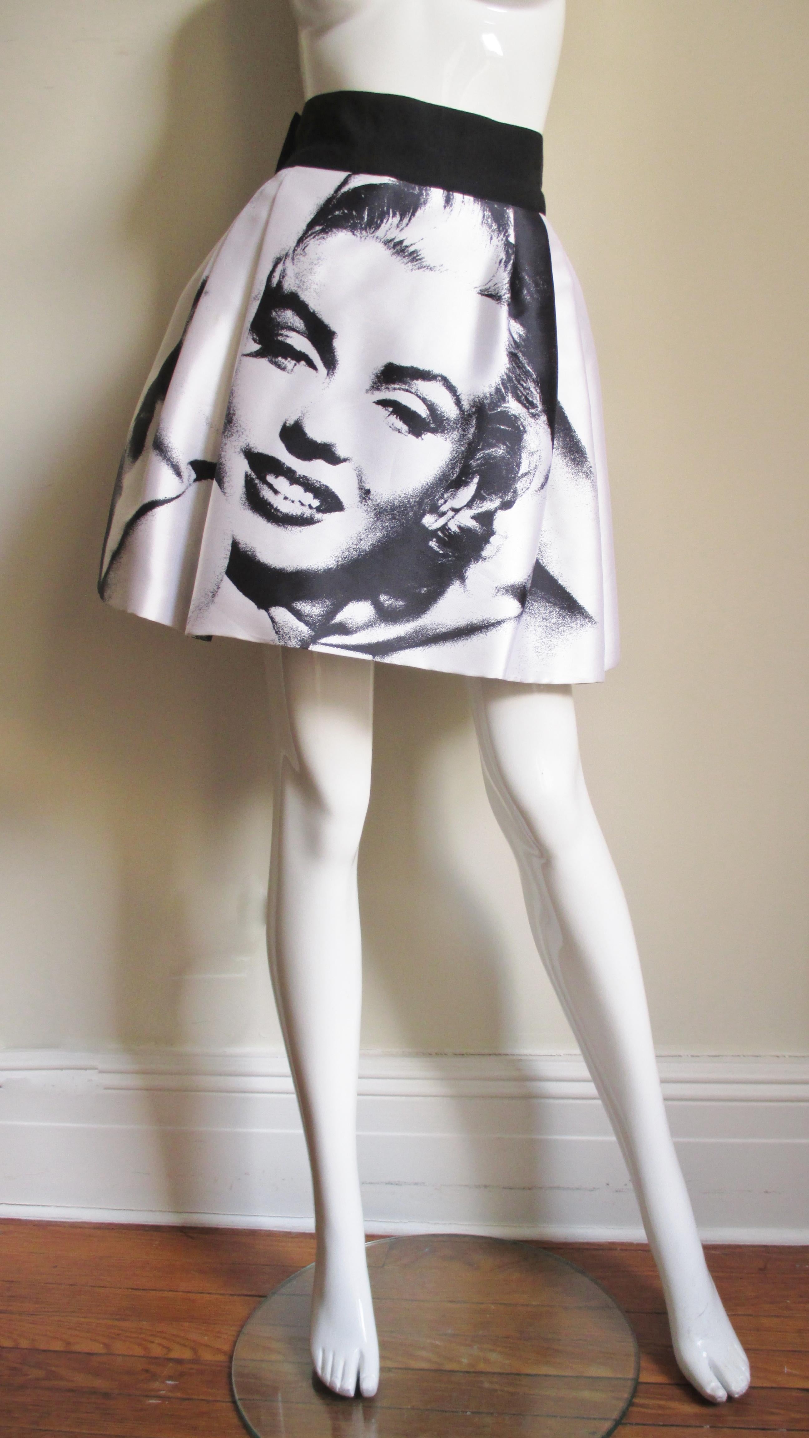 Dolce & Gabbana Marilyn Monroe Druck Seidenrock (Violett) im Angebot