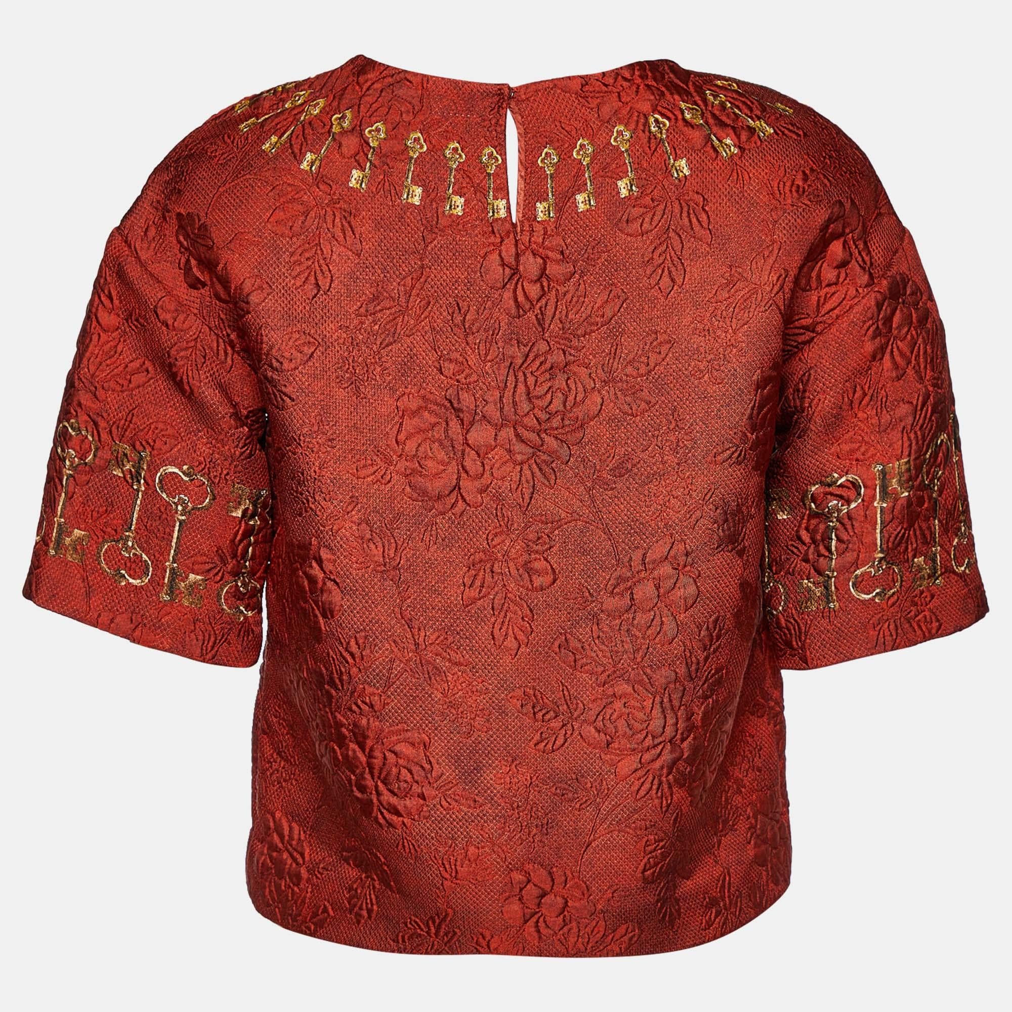 The fine artistry and the feminine silhouette of the Dolce & Gabbana blouse exhibit the label's impeccable craftsmanship in tailoring. It is stitched using quality materials, has a good fit, and can be easily styled with chic accessories, open-toe