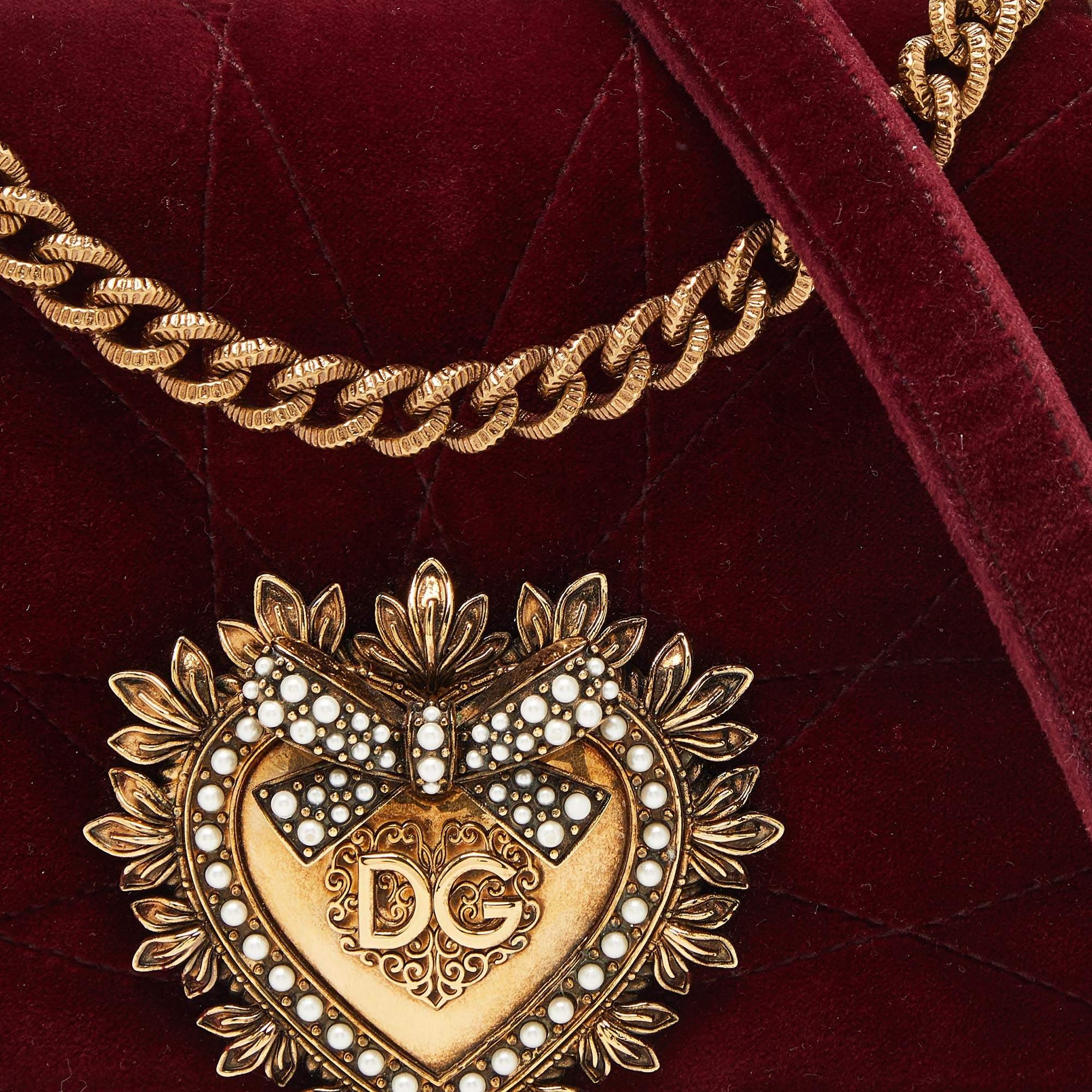 Dolce & Gabbana Maroon Umhängetasche aus gestepptem Samt Devotion Kette im Angebot 6
