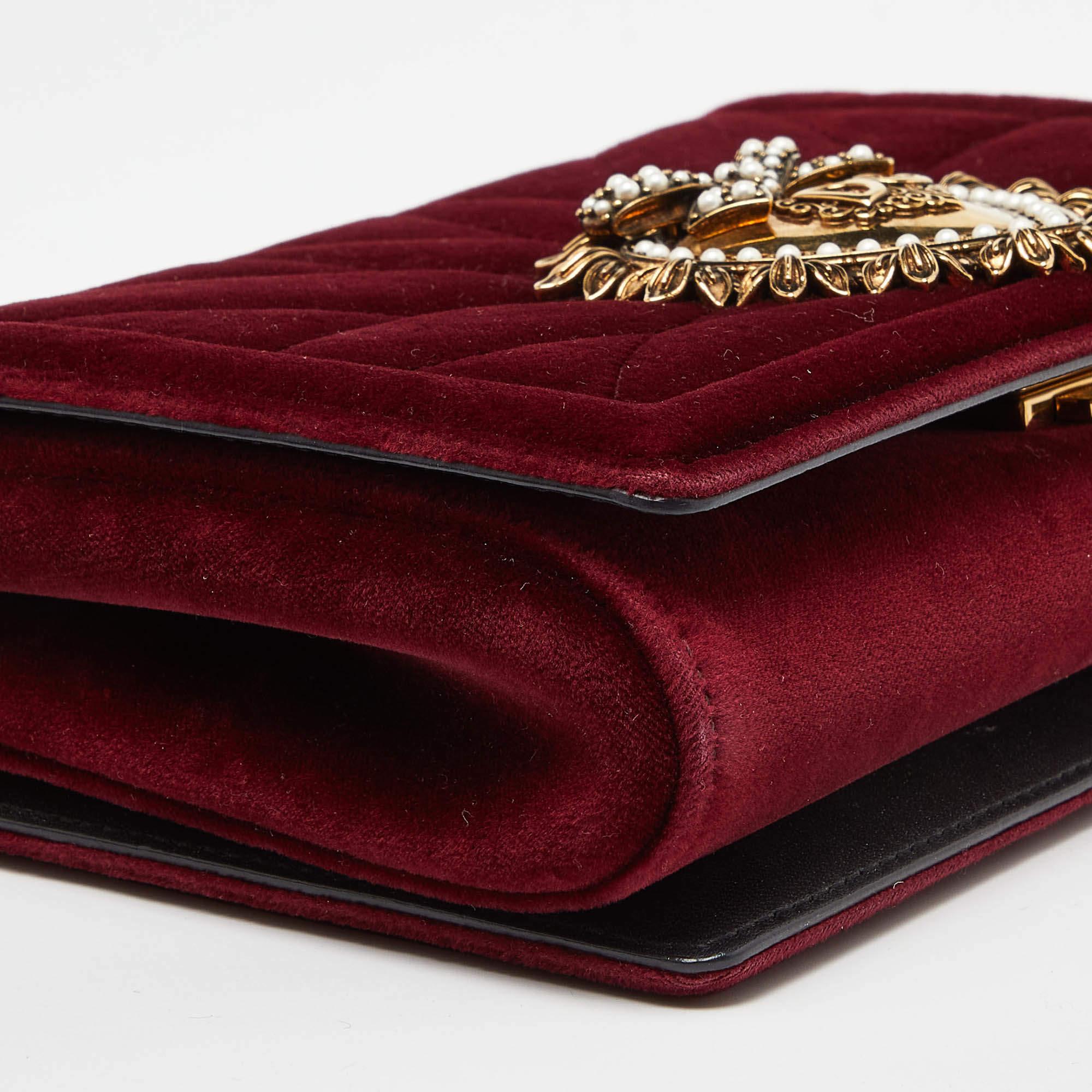 Dolce & Gabbana Maroon Umhängetasche aus gestepptem Samt Devotion Kette im Angebot 5