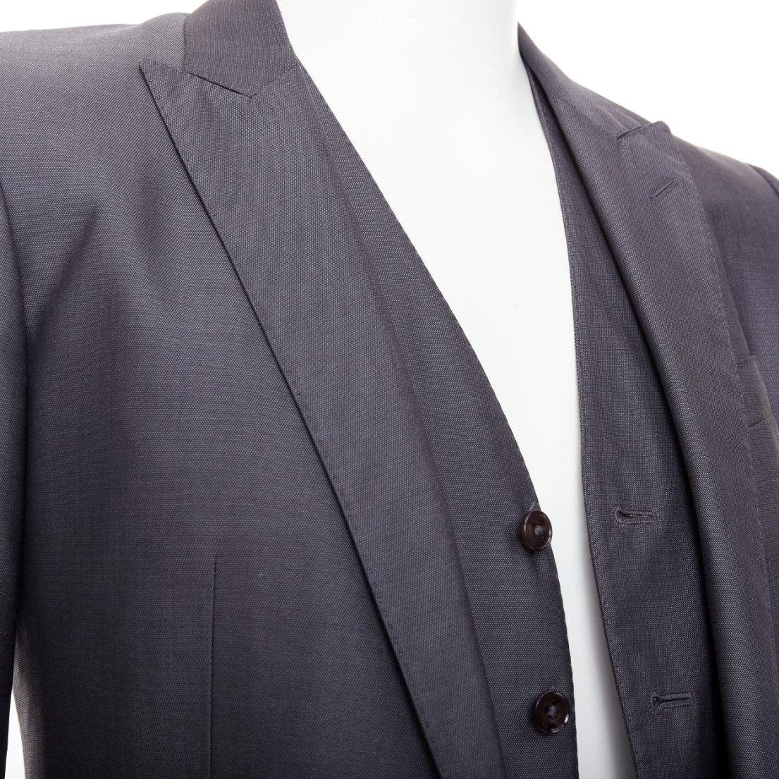 DOLCE GABBANA Martini Costume 3 pièces en laine vierge grise, soie simple poitrine, pleine toile IT44 XS
Référence : SYYG/A00007
Marque : Dolce Gabbana
Designer : Domenico Dolce et Stefano Gabbana
Modèle : Martini
MATERIAL : Laine vierge,