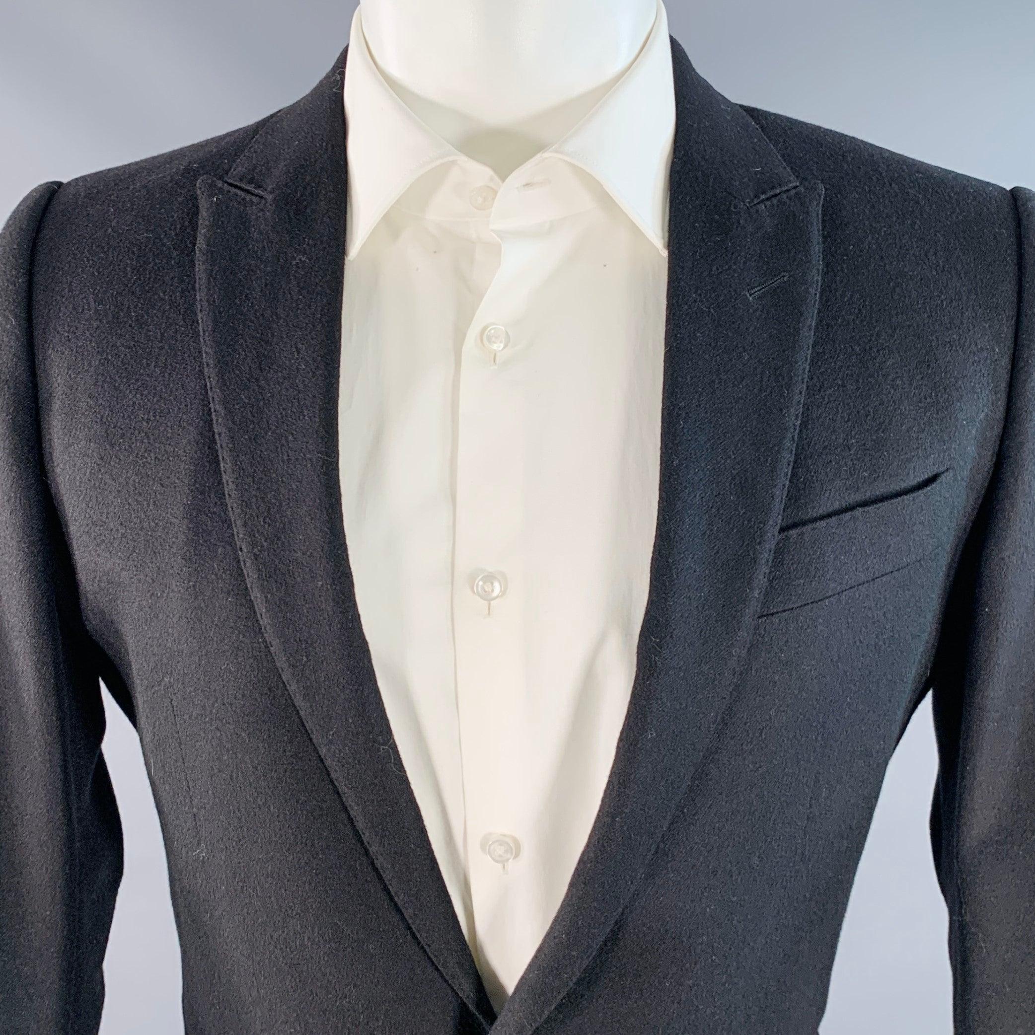 Manteau de sport DOLCE & GABBANA MARTINI
en soie de cachemire noire, avec un revers en pointe, une simple ouverture dans le dos et une fermeture à double bouton. Fabriqué en Italie. Excellent état. 

Marqué :   IT 46 

Mesures : 
 
Épaule : 16