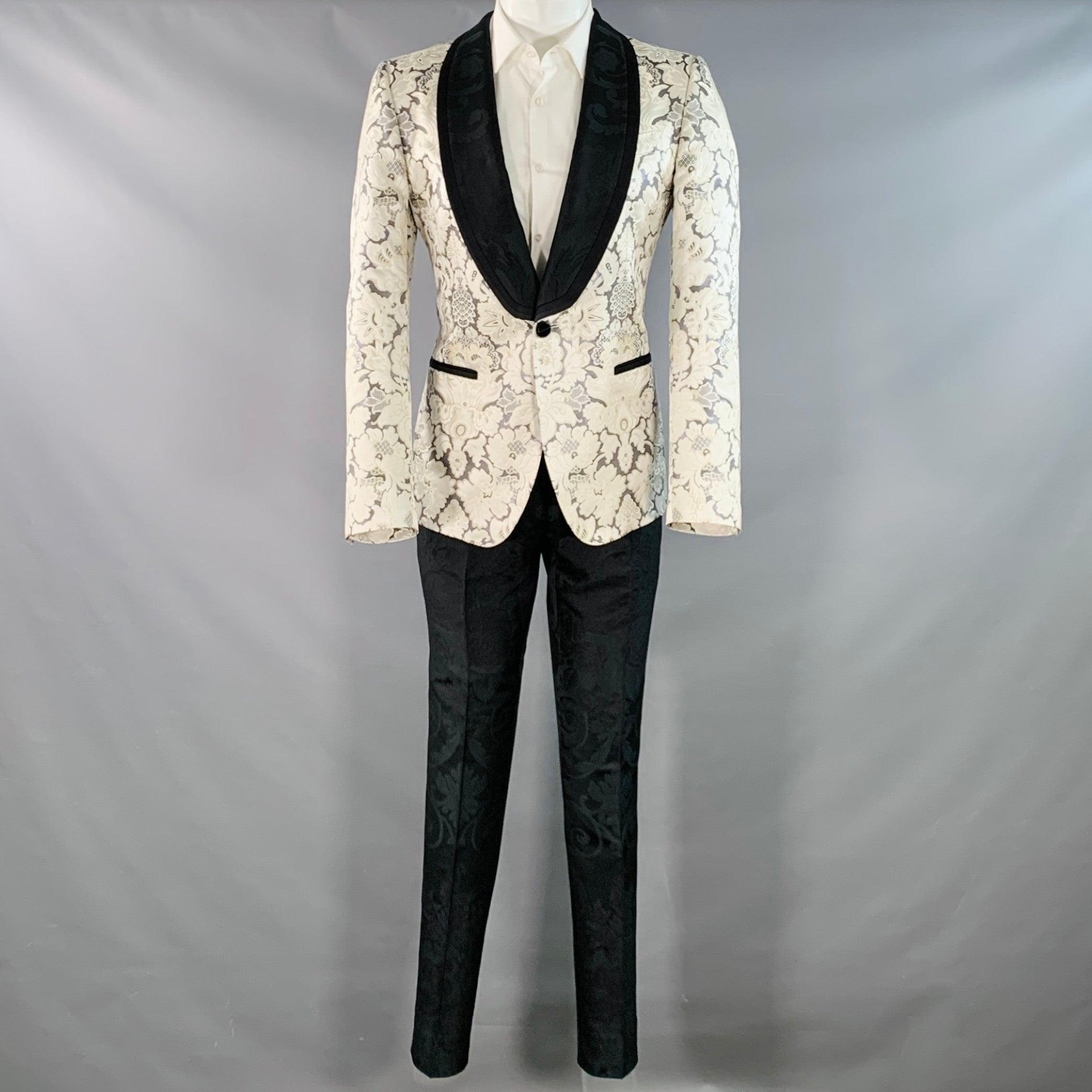 Abito DOLCE & GABBANA MARTINI
in jacquard di misto poliestere nero e beige con fodera integrale e comprende un cappotto sportivo monopetto a un bottone con risvolto a scialle e pantaloni piatti abbinati.  

Contrassegnato:   IT 48 

Misure: 
 