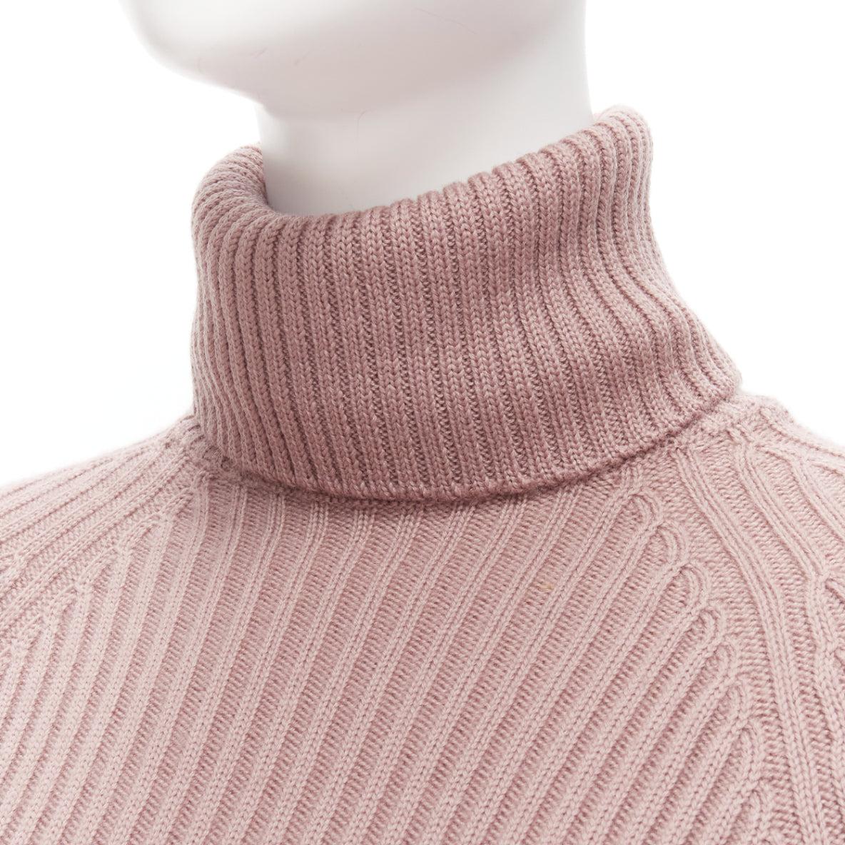 DOLCE GABBANA mauve pink raglan ribbed turtleneck sweater top IT42 M
Reference: GIYG/A00337
Brand: Dolce Gabbana
Designer: Domenico Dolce and Stefano Gabbana
Material: Feels like wool
Color: Pink
Pattern: Solid
Closure: Pullover
Made in:
