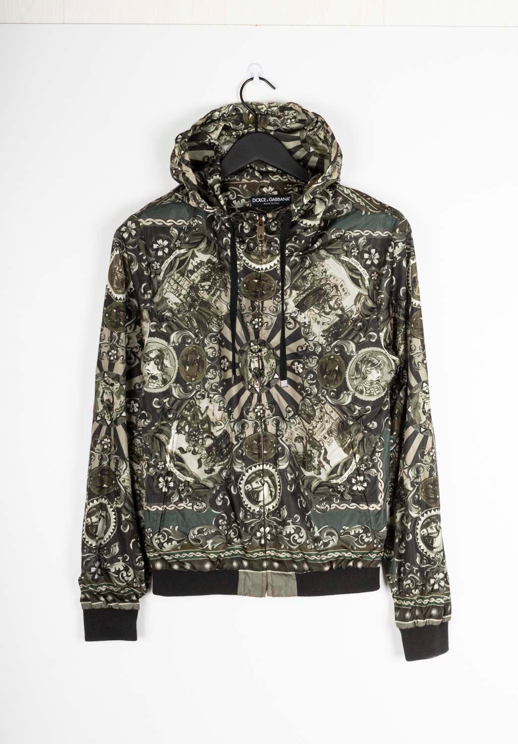 Chaqueta bomber 100% auténtica Dolce & Gabbana para hombre, S1347, KE8
Color: caqui
(El color real puede variar un poco debido a la interpretación individual de la pantalla del ordenador)
Material: 100% poliamida
Talla de la etiqueta: IT44 -